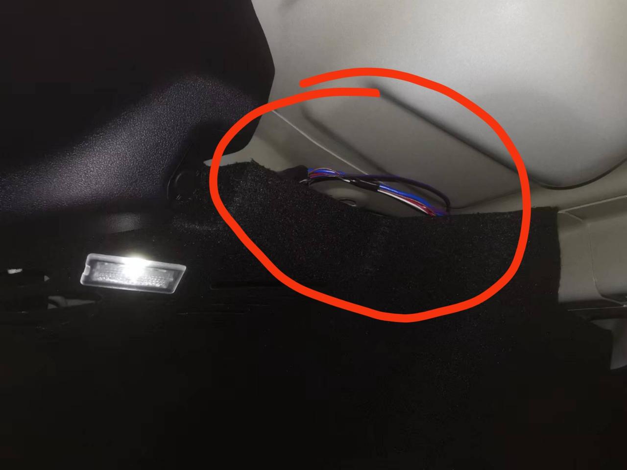 特斯拉Model 3 朋友们，model3后备箱照明灯这里电线裸露在外面，这个正常么？