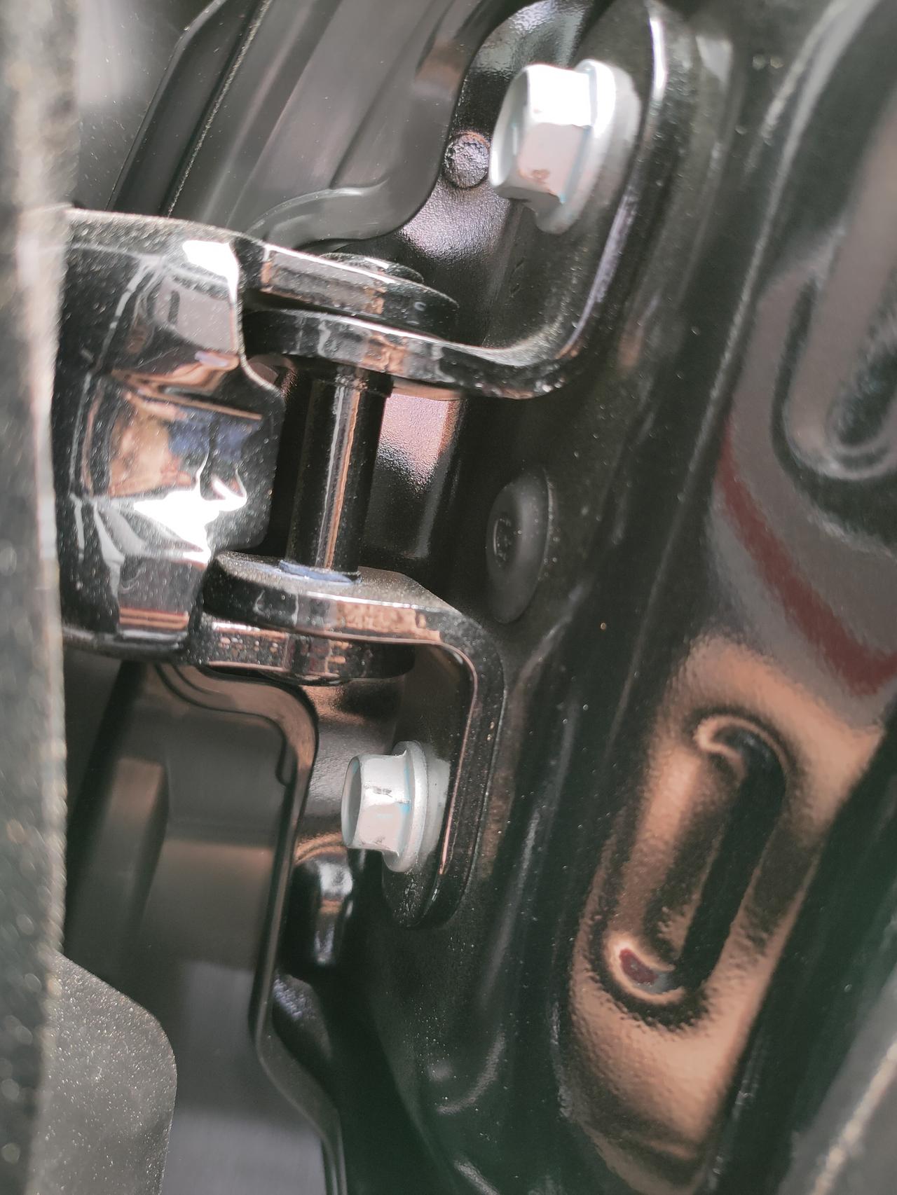 雷克萨斯ES 新车  这螺丝有滑过的痕迹正不正常？
