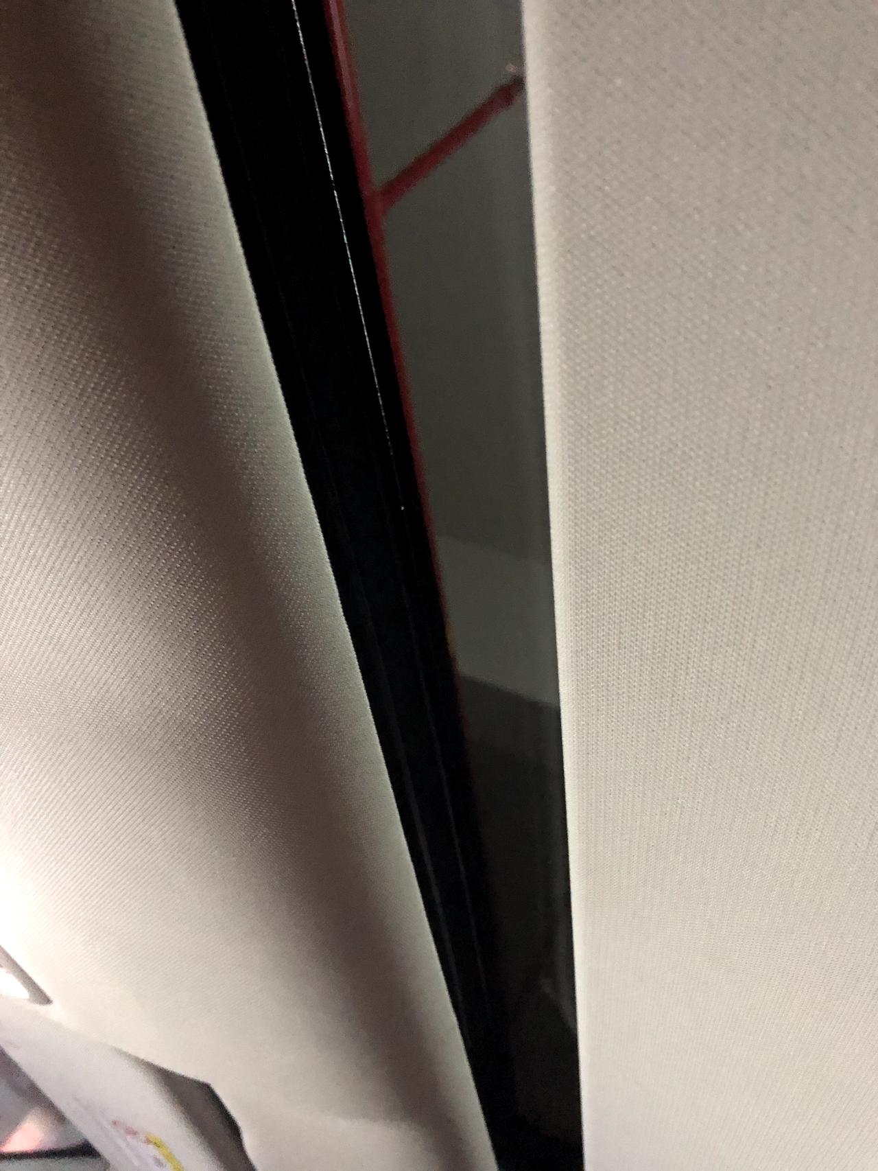 零跑零跑C11 有没车友晓得这个天窗遮阳帘咋只能关到这个位置了，不能关严实了呢。要怎么解决啊？