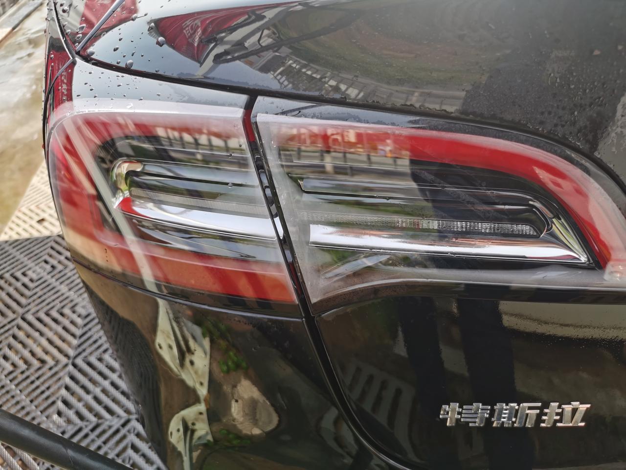 特斯拉Model 3 为什么洗完车，车尾灯里面有水汽？车前灯没有看到水汽，后面两个尾灯都有水汽，这是什么情况？