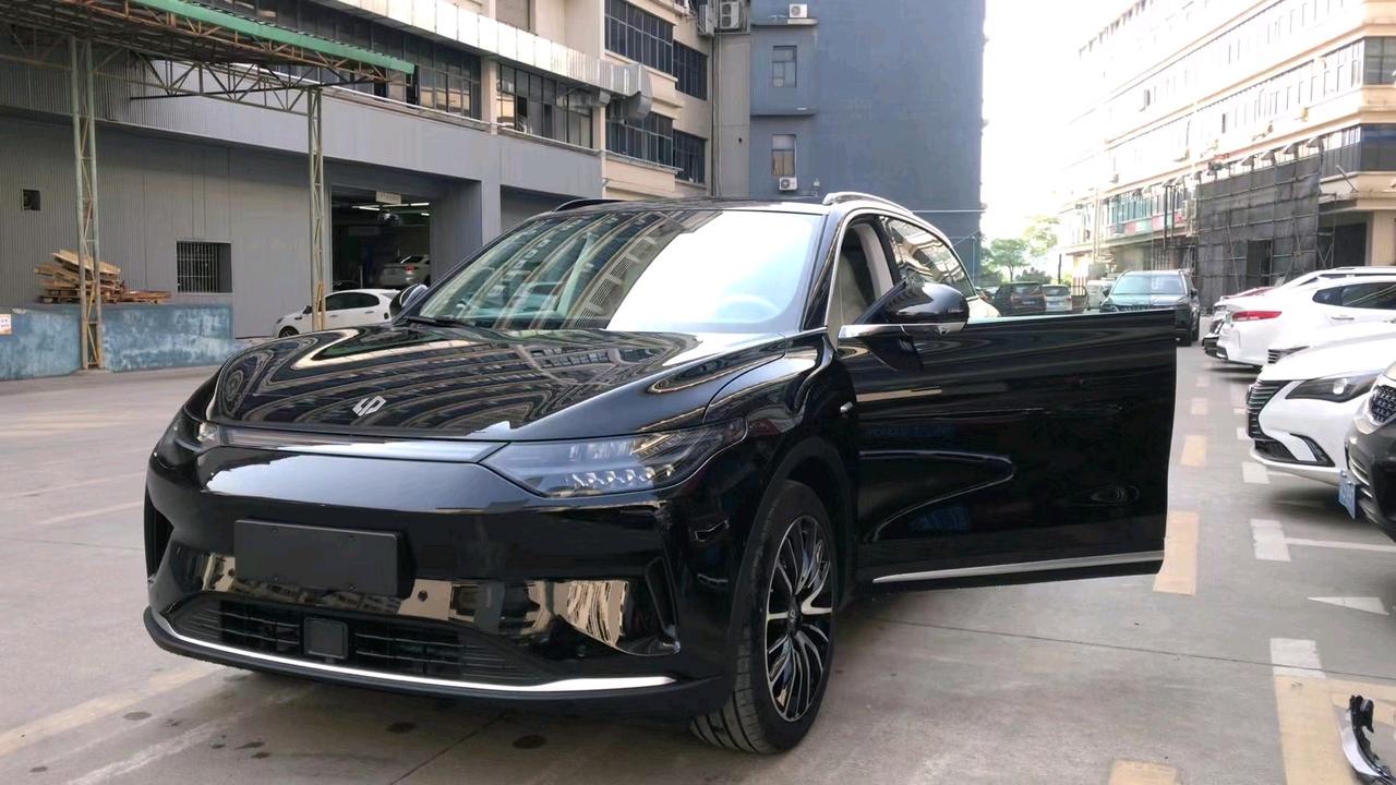 零跑零跑C11 本人订的是最低配，510磷酸铁锂版，据我了解，低配版有两家电池供应商，一家为丰巢能源（长城汽车旗下品牌）
