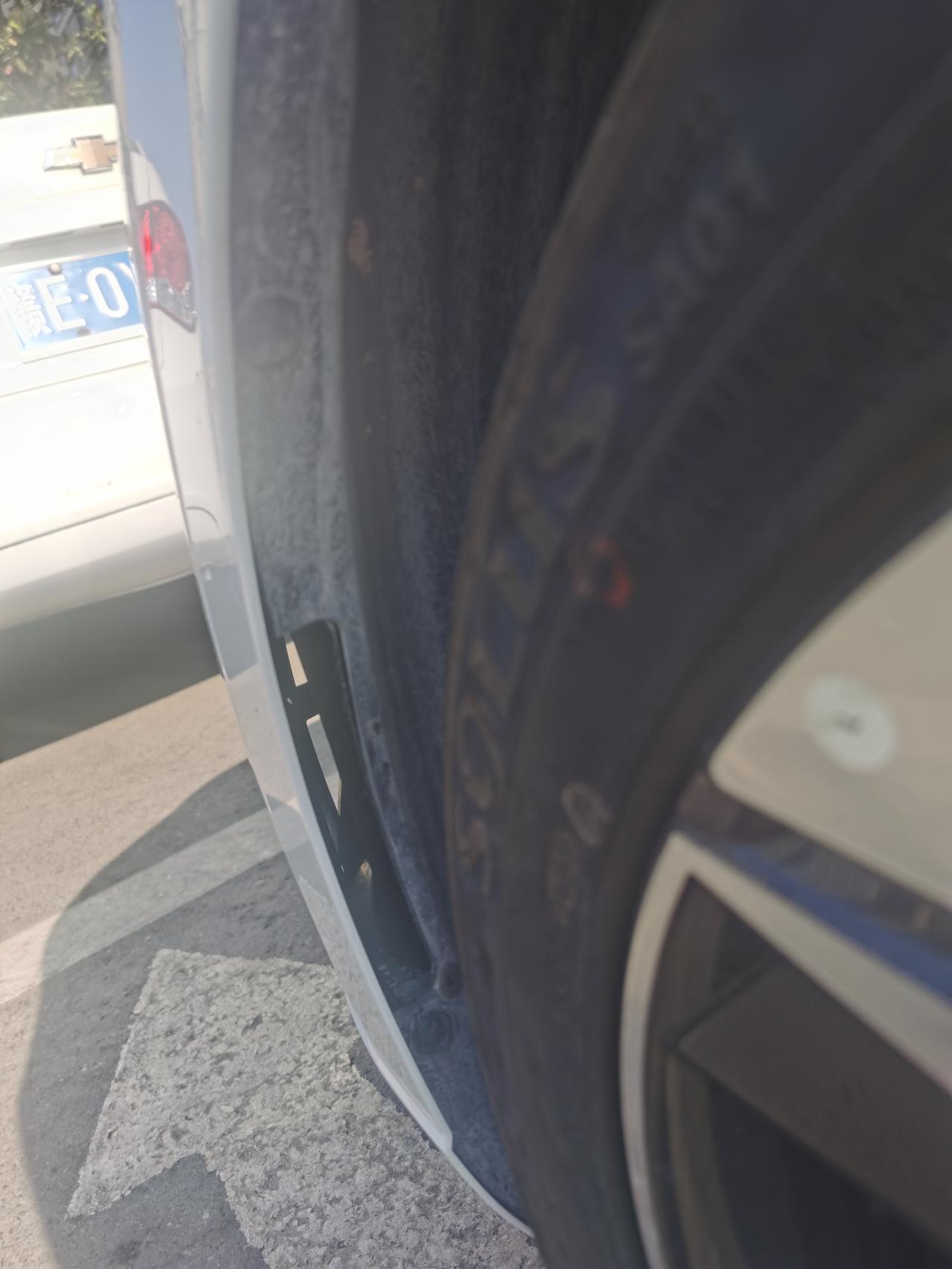 现代伊兰特 前轮这里是空的吗？