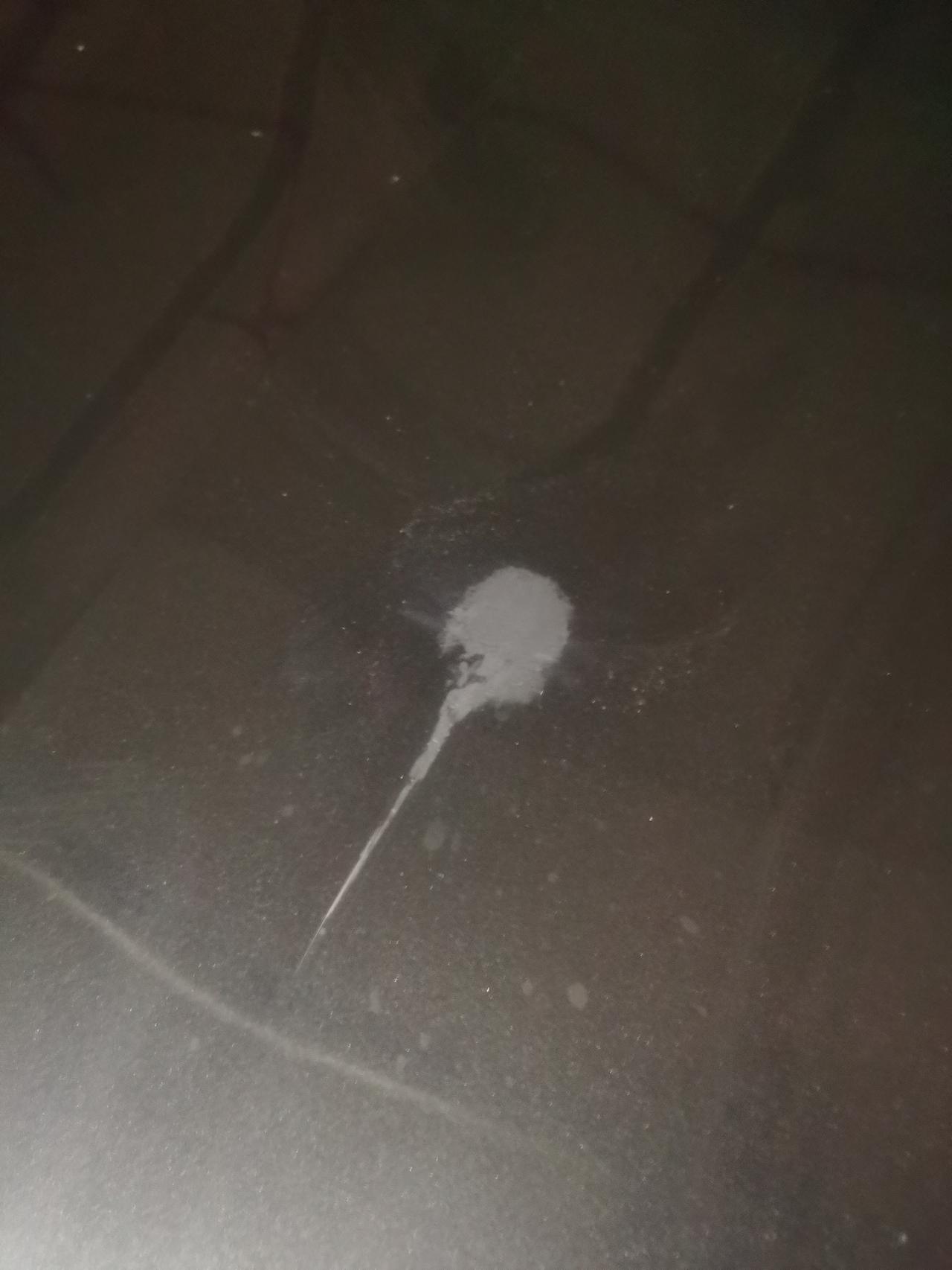 长安欧尚X5 停在单位车库 引擎盖上滴了大概四五块的脏东西 猜测是天花板掉下来的水泥 怎么清理啊大哥们