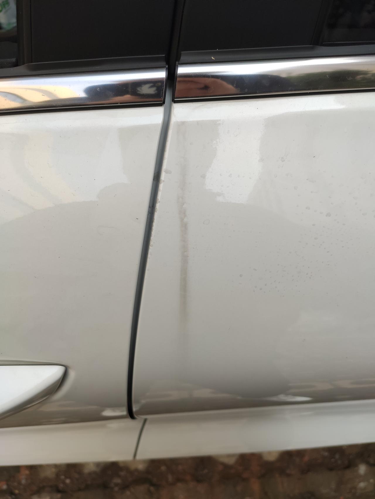 长安欧尚X5 你们新提的车。两个门中间。上面有没有这种污渍啊。。我擦干净下雨了又有。