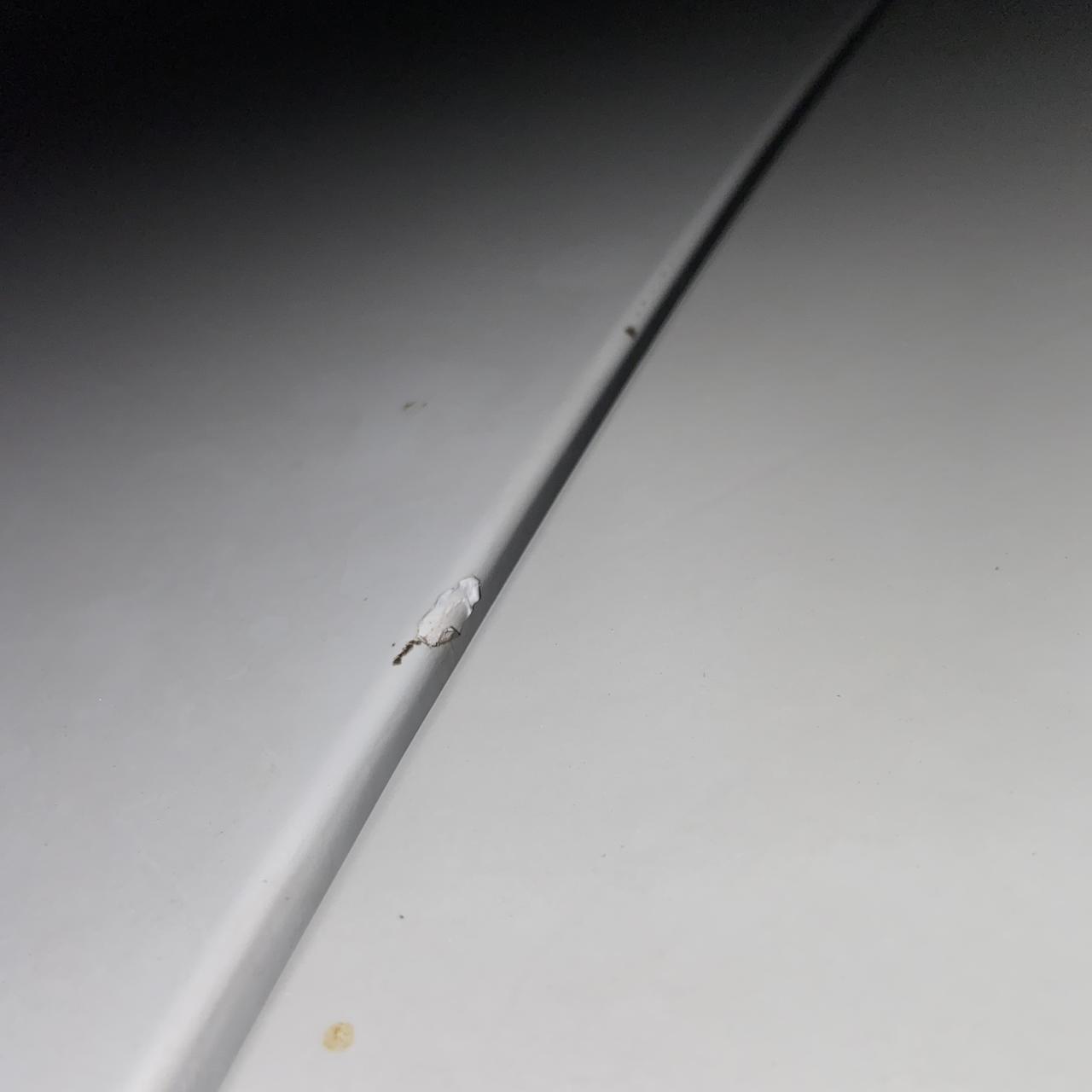 奥迪Q3 请问这是车子本来的问题吗！ 这是在车顶上，靠近后备箱的部分！