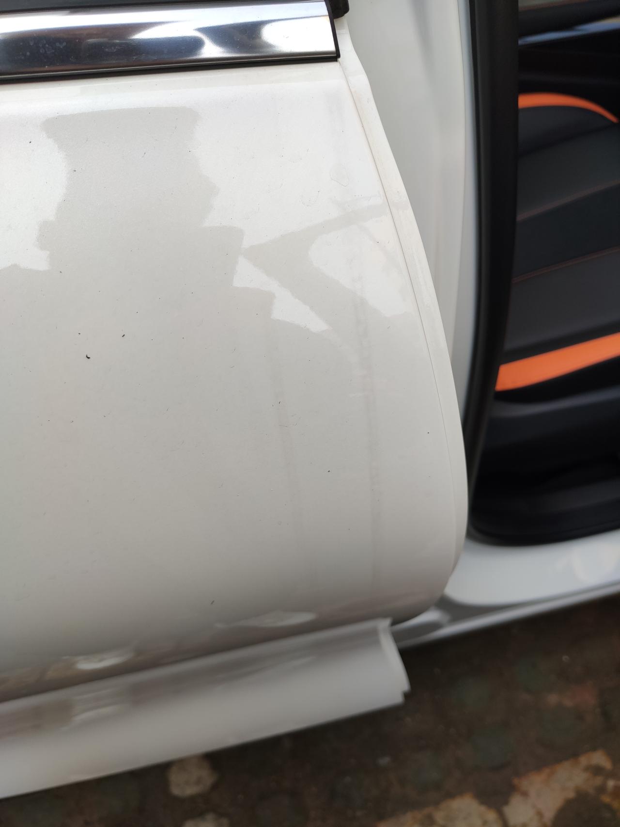 长安欧尚X5 你们新提的车。两个门中间。上面有没有这种污渍啊。。我擦干净下雨了又有。