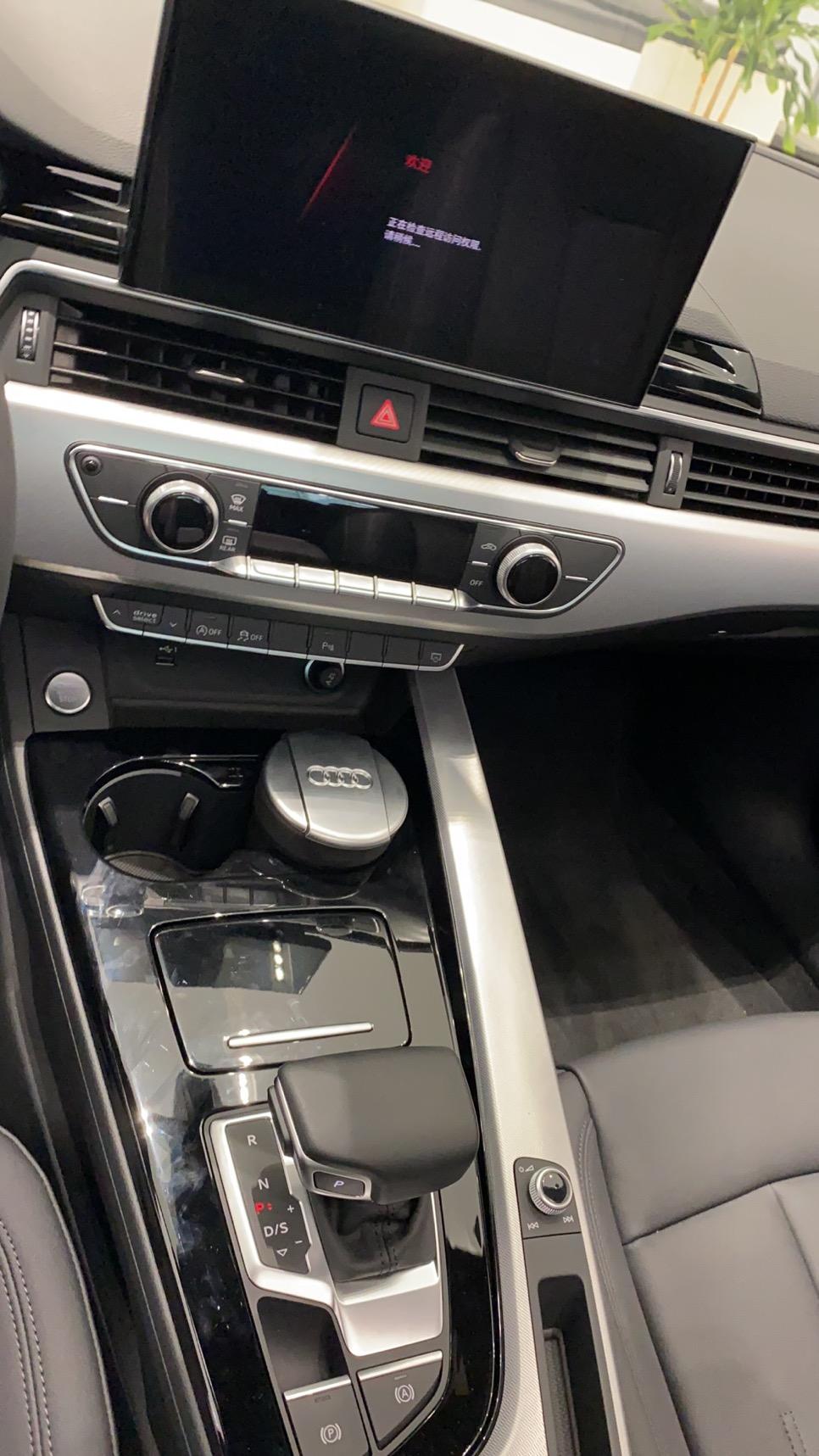 奥迪A5 44V Audi Sport 10辐星型珀金灰19寸铝合金轮辋23500，4L6 自动防炫目内后视镜2500，