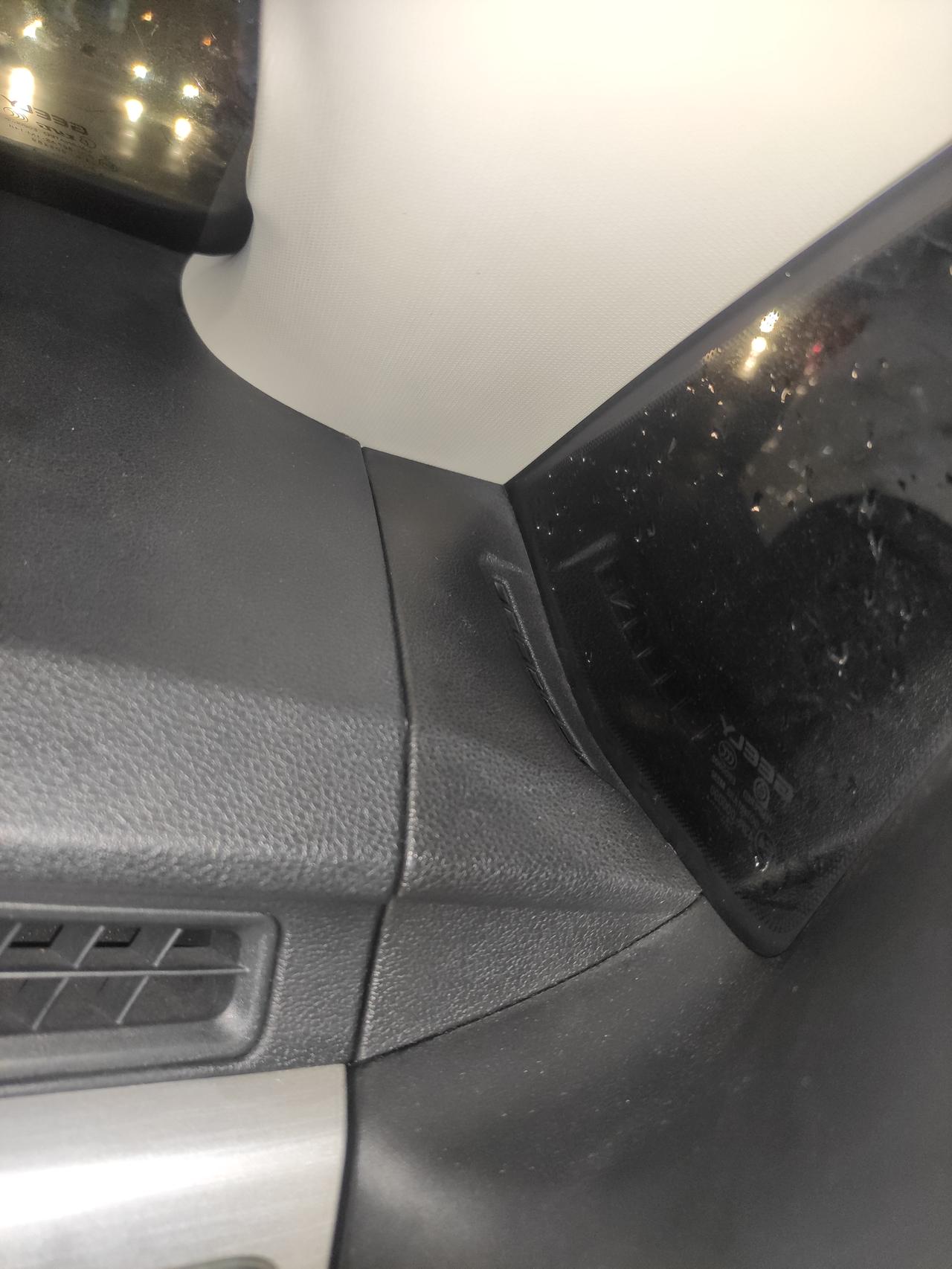 吉利远景X3 谁知道副驾驶三角窗下面怎么拆下来