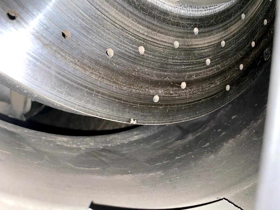 奔驰E级AMG e63左前轮的刹车盘有两个小缺口 这是怎么回事 影响刹车么？