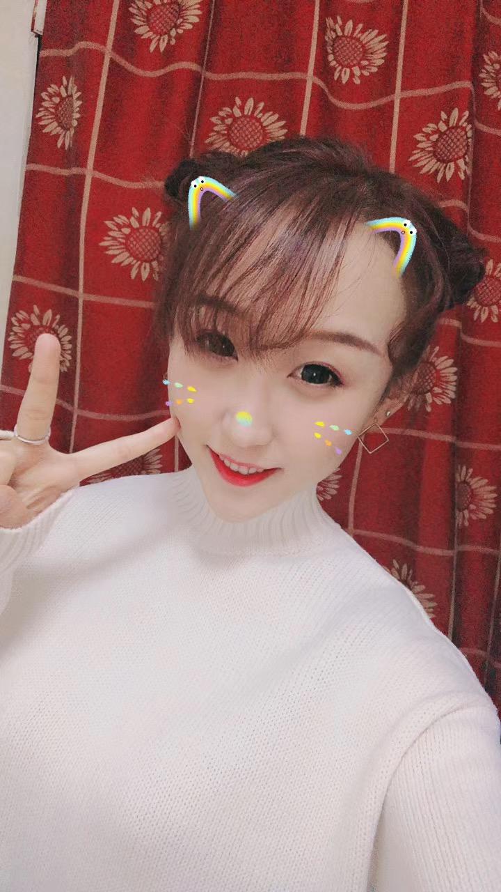 荣威RX5 本人18款荣威rx5手尊车主~突然很想哭，知道改款以后的rx5进气格栅变化了，很喜欢，我的是18年5月买的车