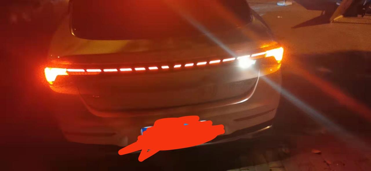 起亚K5 我的起亚k5倒车灯咋就亮一个？