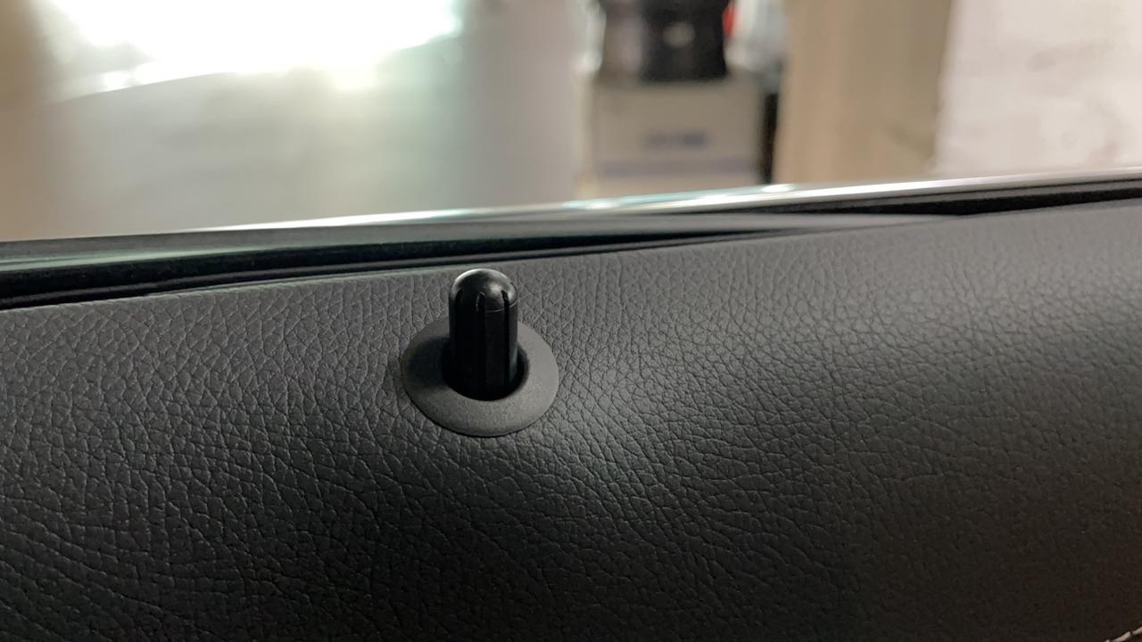 奔驰CLS 有人发现21款CLS300 动感型的门提是黑色塑料的吗？？好丑…这个好改吗？