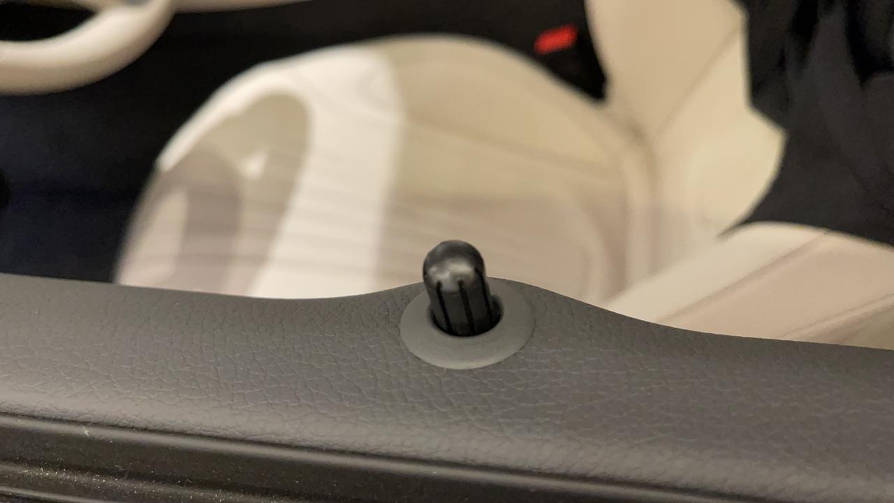 奔驰CLS 有人发现21款CLS300 动感型的门提是黑色塑料的吗？？好丑…这个好改吗？