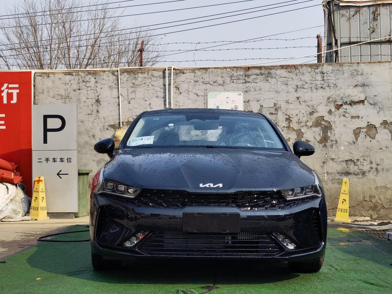 起亚K5 家人们，2021款2.0GT Line 焕新版，刚提车半个月①过减速带、坑或者烂路时，方向盘有没有拽手的感觉？