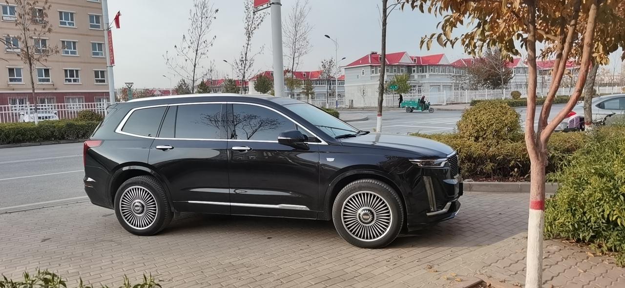 凯迪拉克XT6 我的xt6十月一号提的车  现在跑了2800多公里   主驾门板音乐声音大一点 就会有异响！各位车友们你