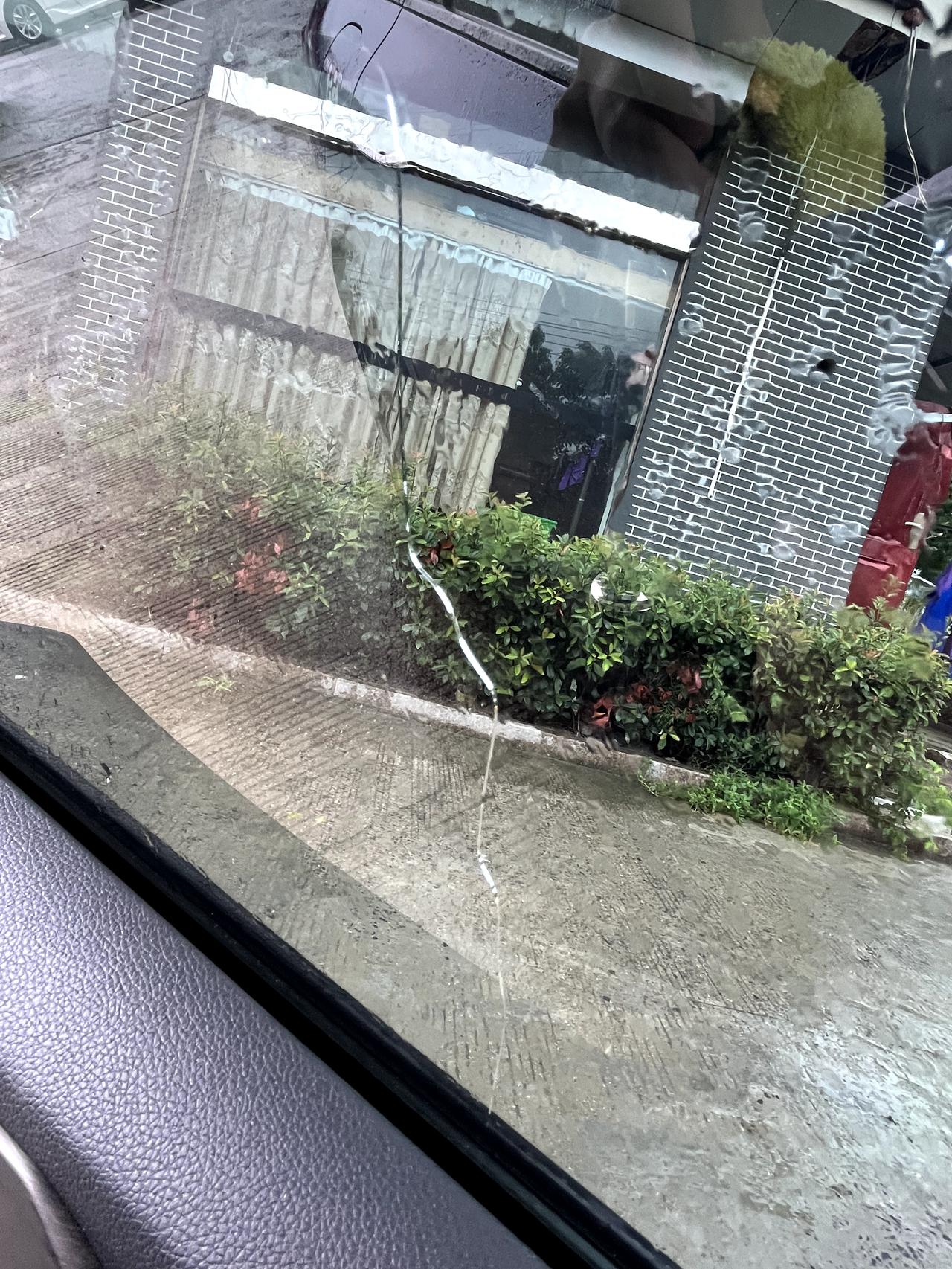 起亚K5 车友们 ，换一块车门玻璃走保险划算吗，哪一个险种是没超过2000第二年保险不会涨的。