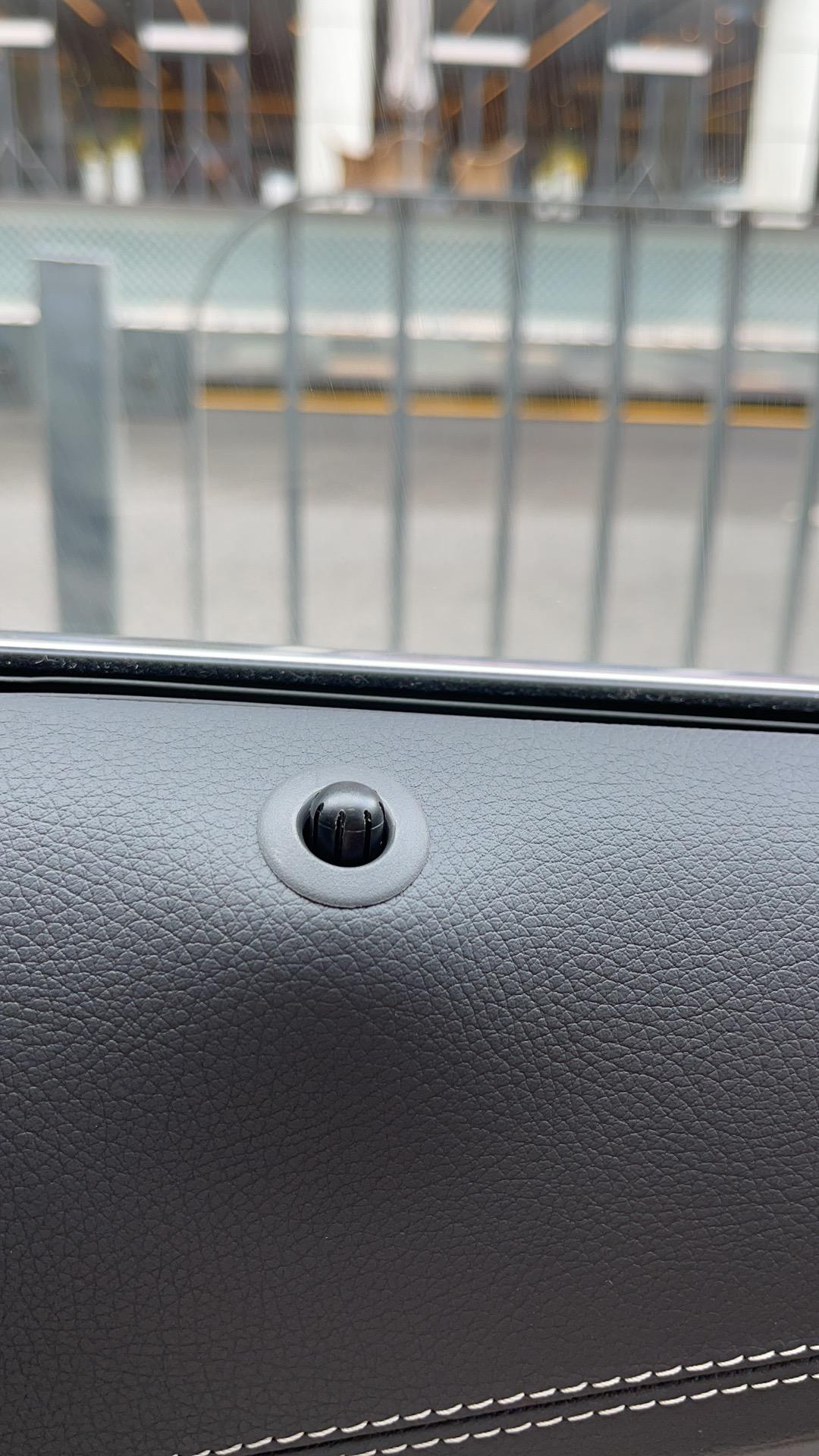 奔驰CLS 有人发现21款CLS300 动感型的门提是黑色塑料的吗？？好丑…这个好改吗？