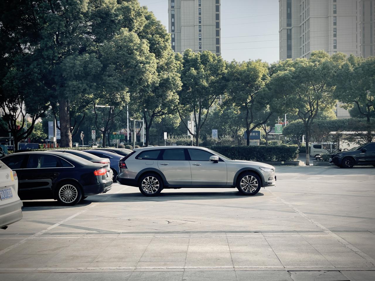 沃尔沃V90 贴完太阳膜晒晒大太阳，快双十一了，开始准备搞车顶了，请问各位前辈除了原厂的还有什么行李架，小书包还有边帐或