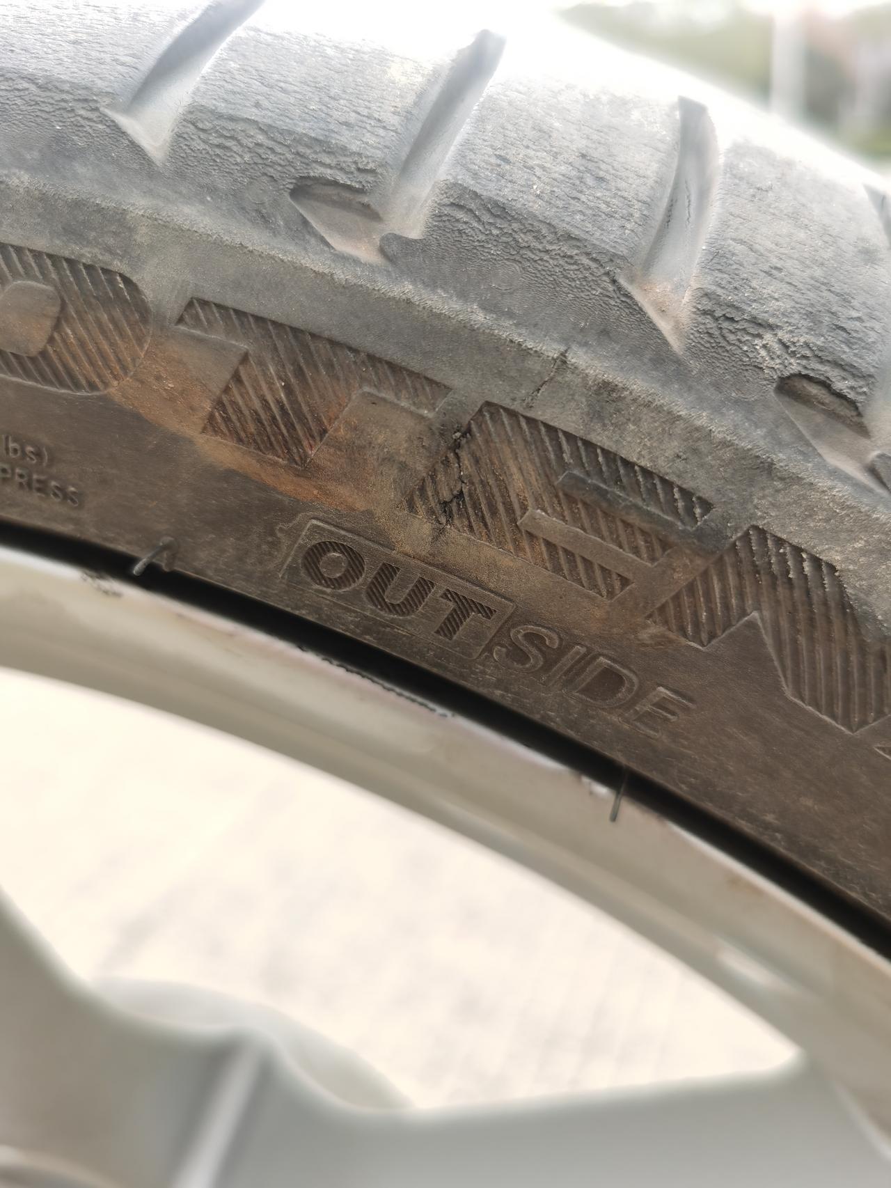 奥迪A5 大家的A5原车都是什么胎，今天被石头干爆了胎壁，得换，Bridgestone的 博天族S001 255/35r
