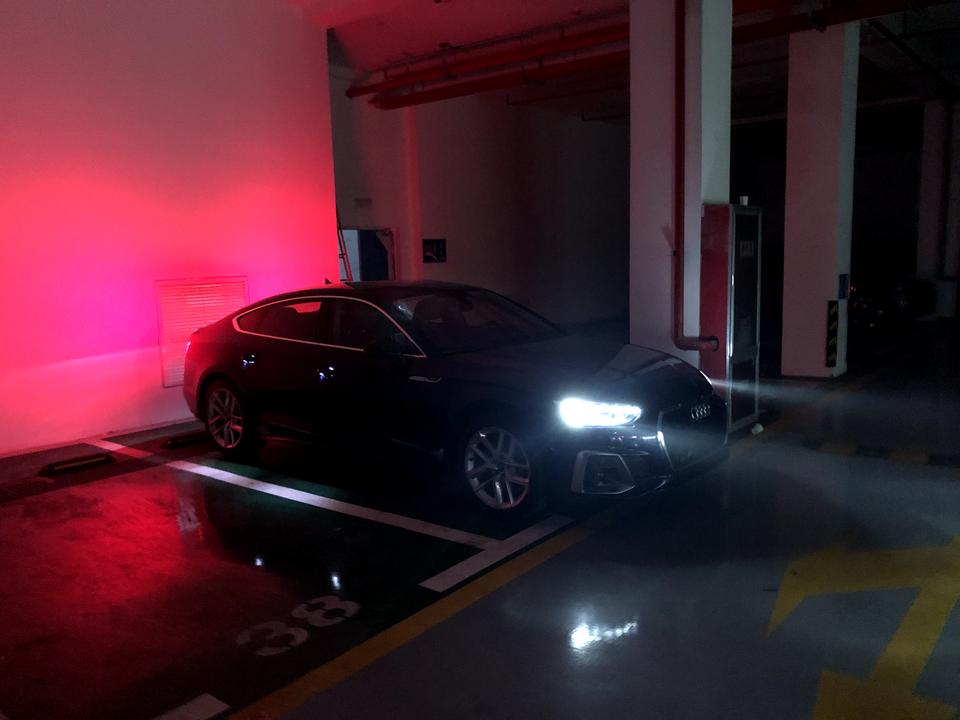 奥迪A5 40前驱原厂带门把灯吗？为什么我订的这辆有门把灯。明明这辆没选装什么东西啊
