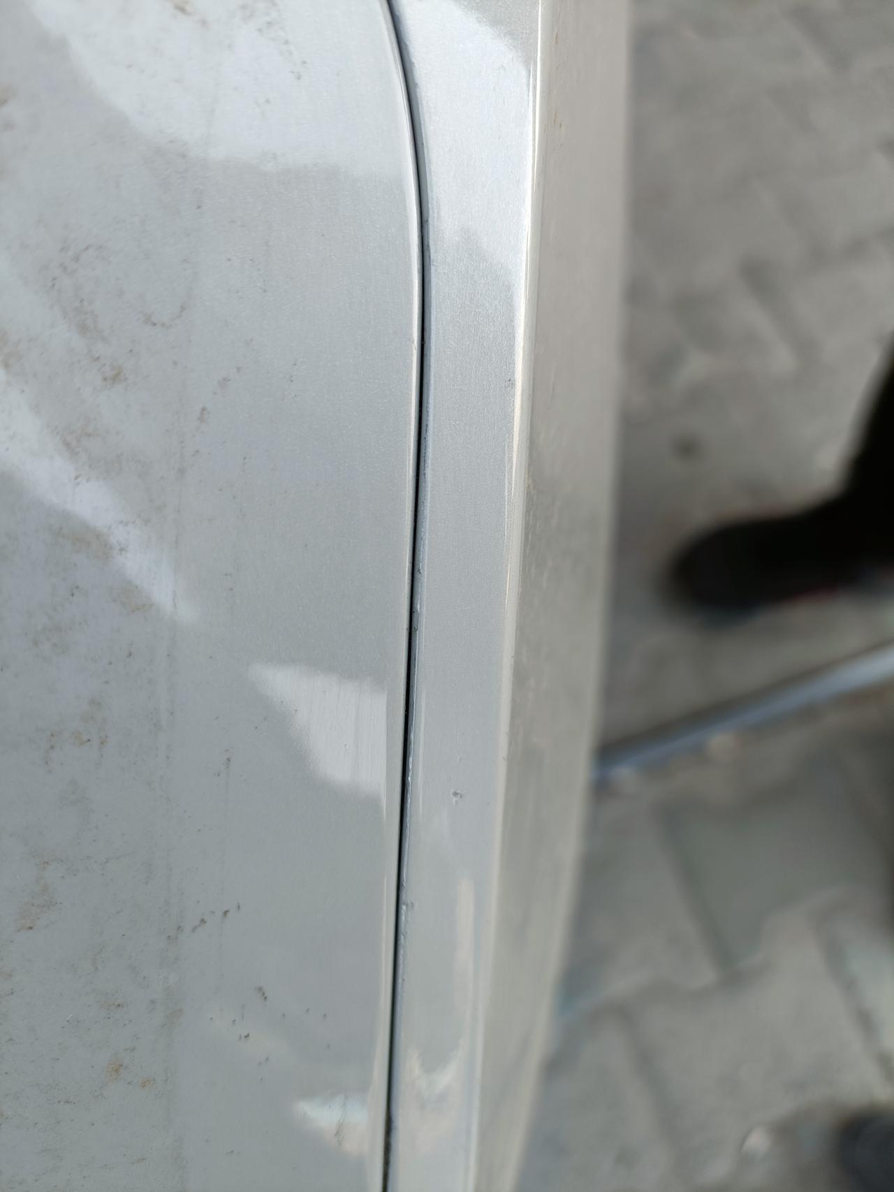 宝骏KiWi EV 昨天刚提的车，奶咖色。后保险杠跟叶子板的连接处。做工很粗糙。有点喇手。请问下大家的车也是这样嘛？