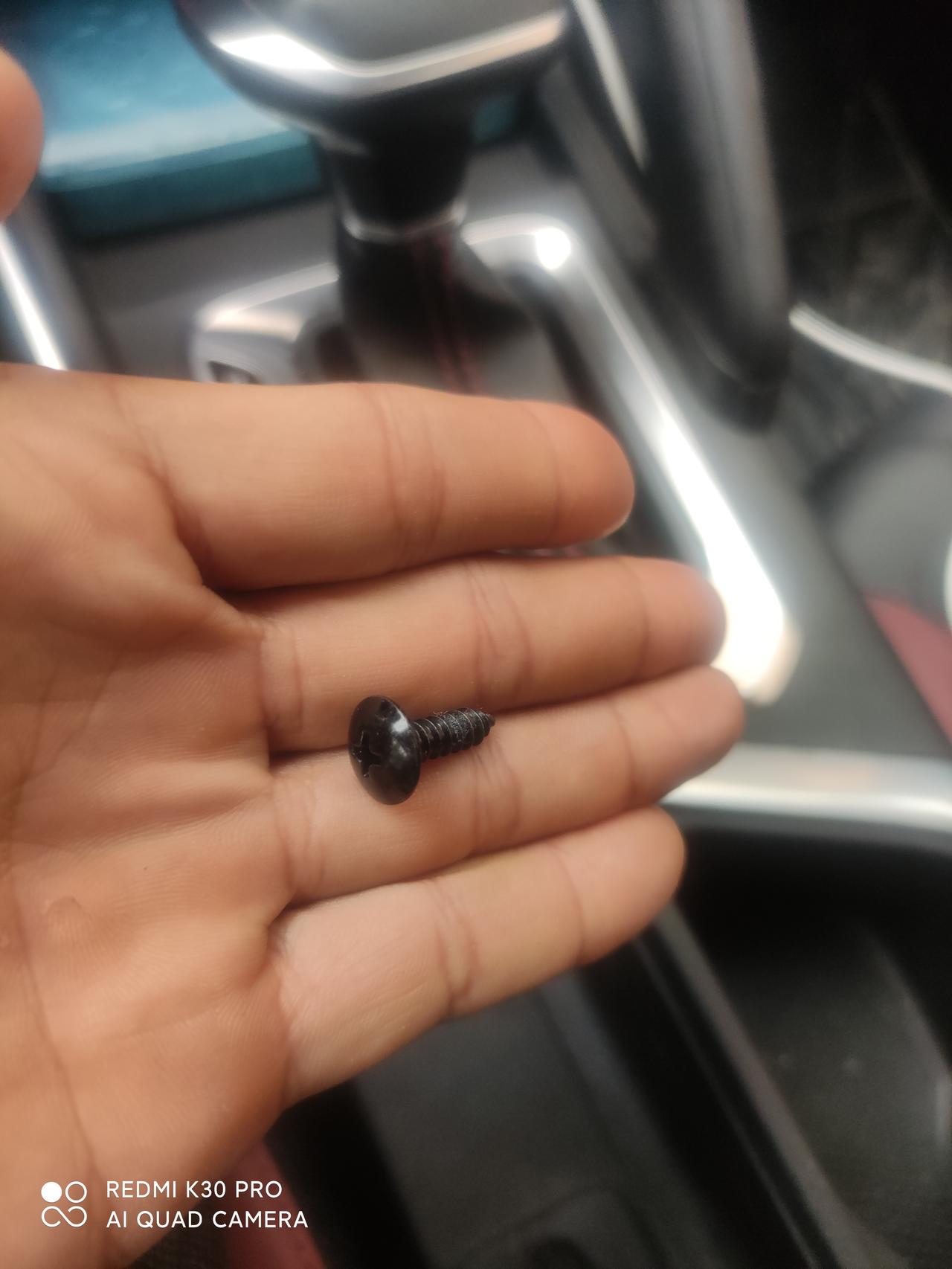 吉利远景X3 驾驶座下面，发现的不知道哪里的