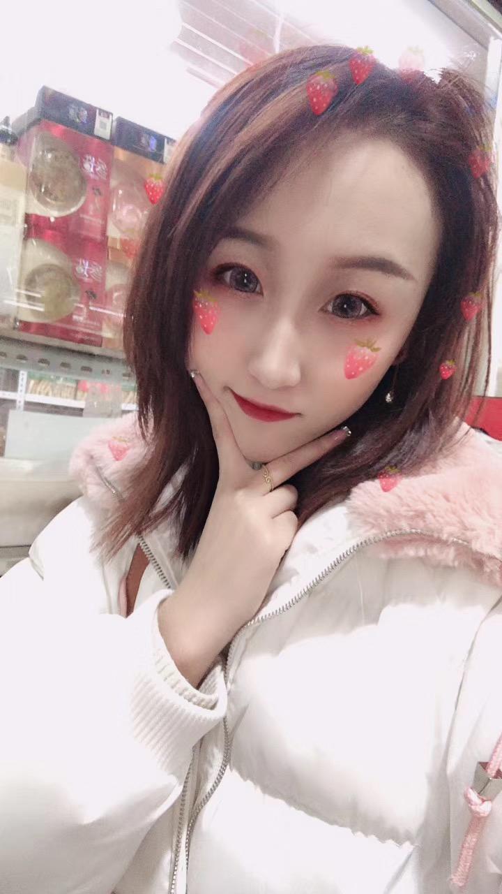 荣威RX5 本人18款荣威rx5手尊车主~突然很想哭，知道改款以后的rx5进气格栅变化了，很喜欢，我的是18年5月买的车
