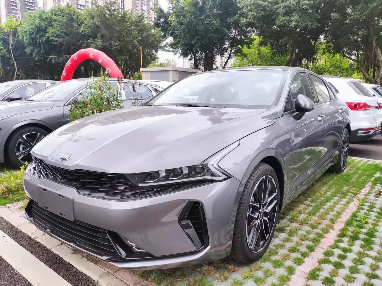 起亚K5 21款的老标库存一年左右的车19.58万加装了个运动包 现在优惠3万，可以入手么？21款的有什么小毛病吗