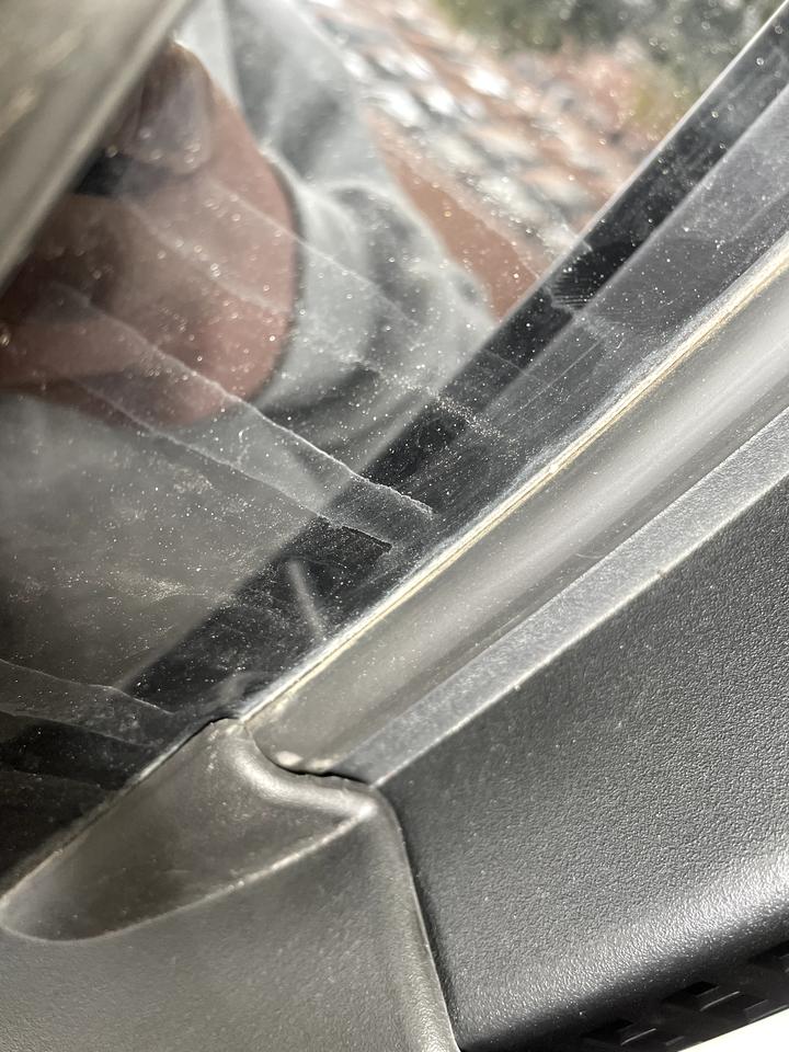 吉利远景X3 挡风玻璃下面这边的衔接处有缝隙，驾驶位那边就没有，有啥影响吗