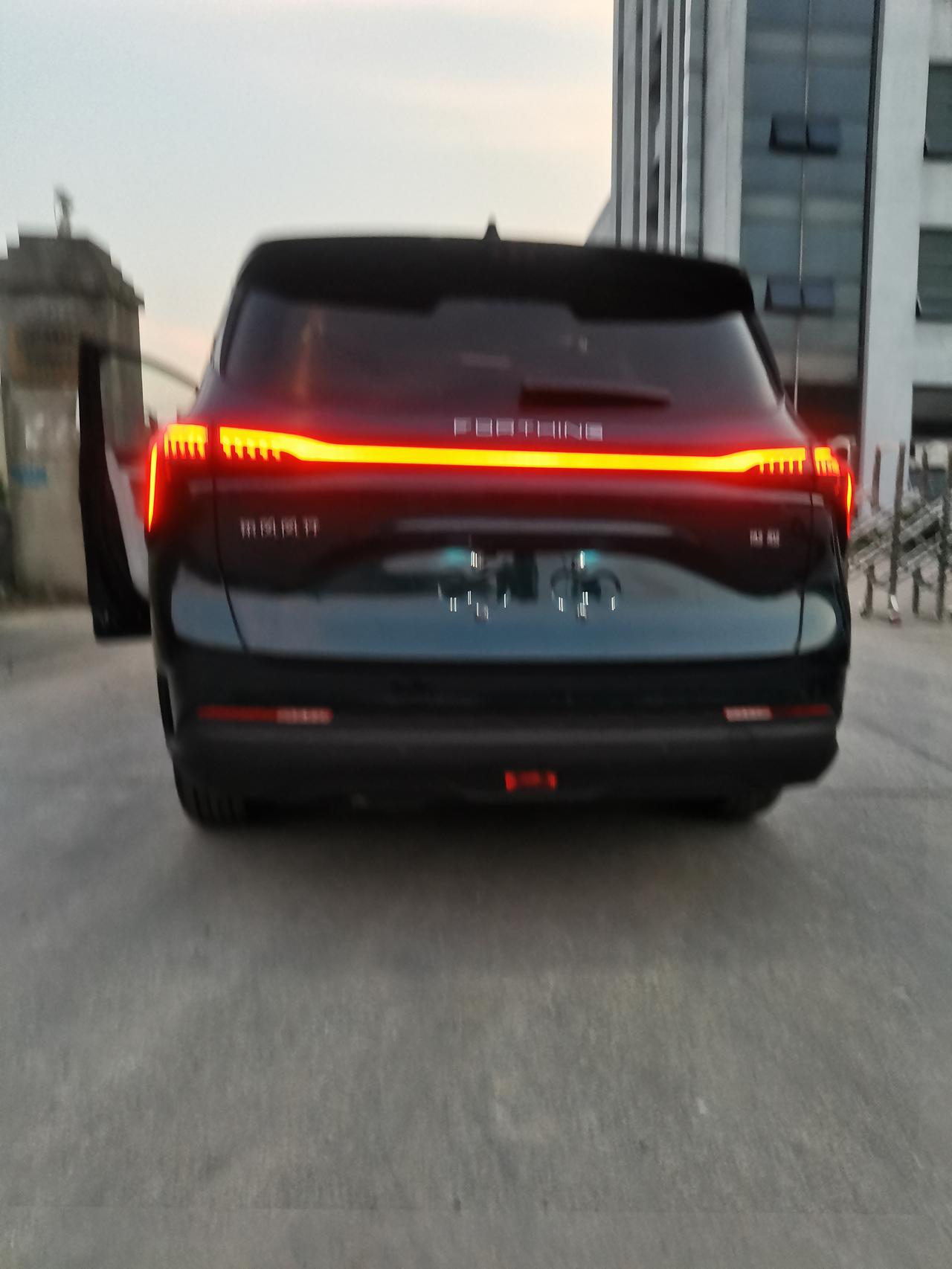 东风风行风行游艇 请问一下，你们贴膜都贴哪里啊？是不是只贴前挡风，还有主副驾，后面都不用贴