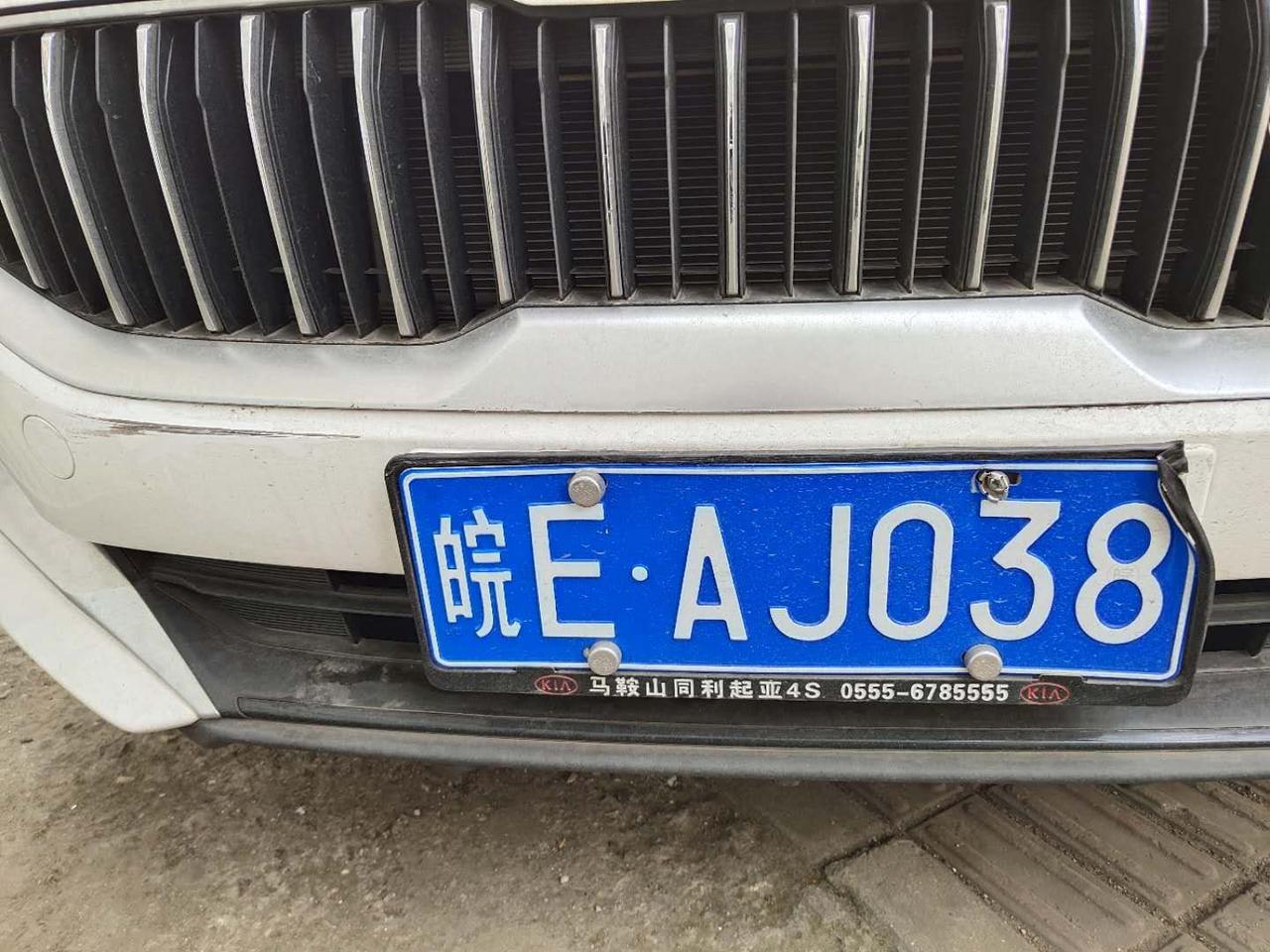 起亚K3 请问这个剐蹭和车牌有没有事？ 需要处理吗