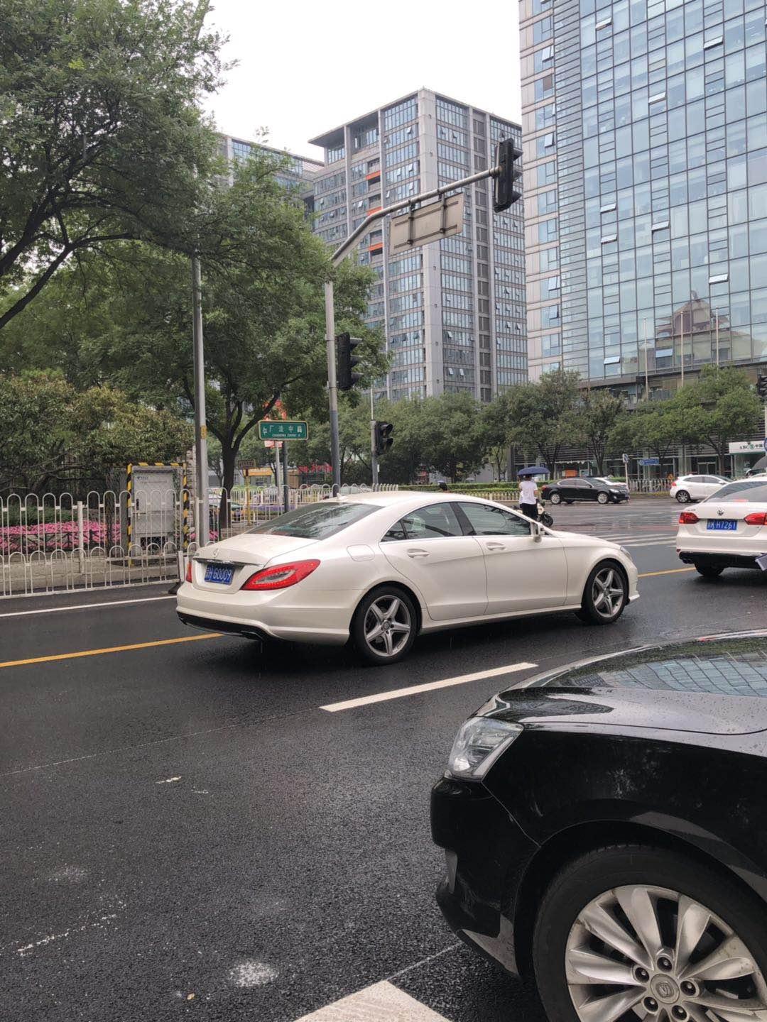 奔驰CLS 友友们，帮我看看这个车的型号是什么可以吗？适合女生开吗