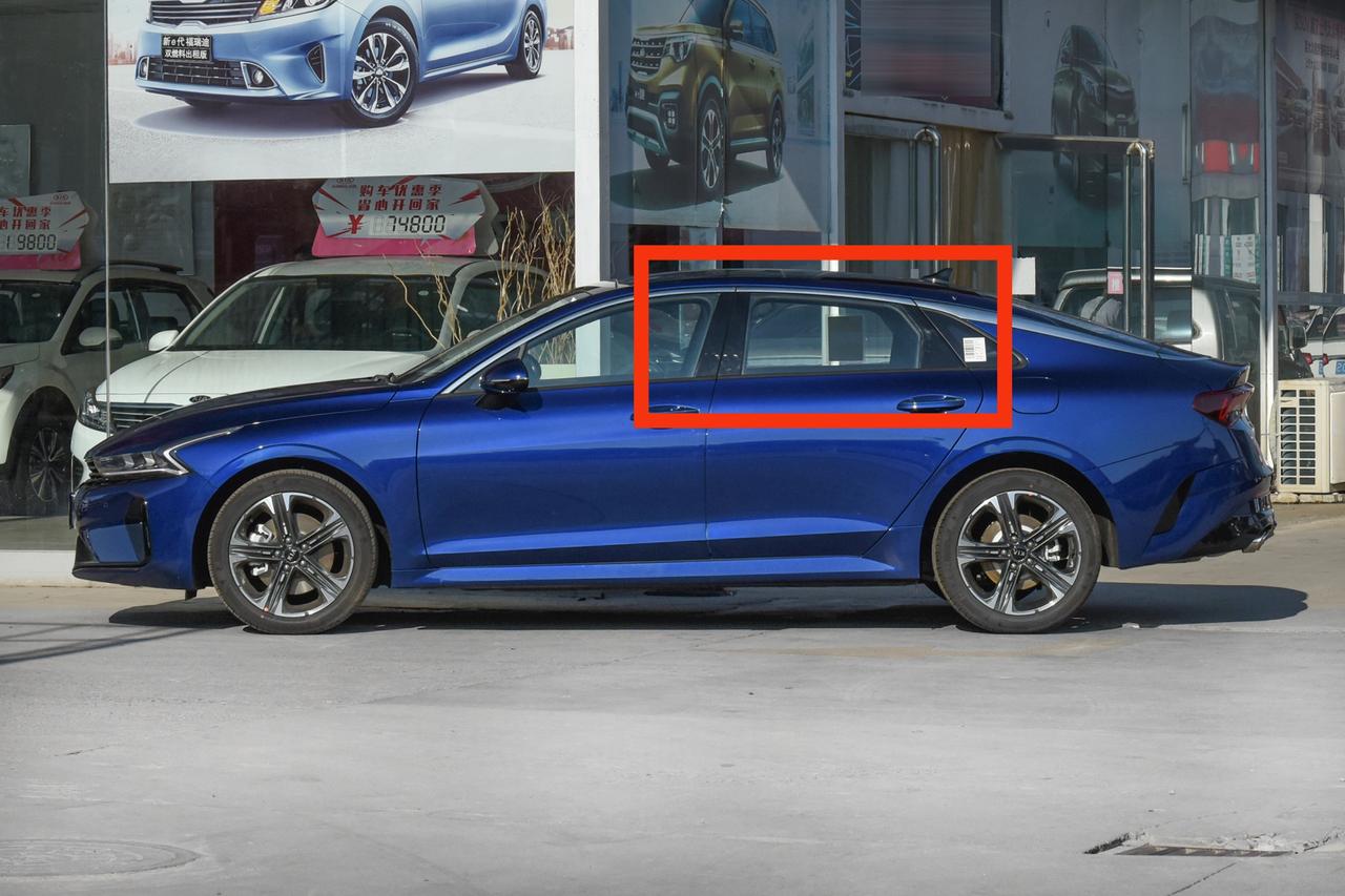起亚K5 有一个问题，为什么B柱C柱这里有的是黑色有的是白色？