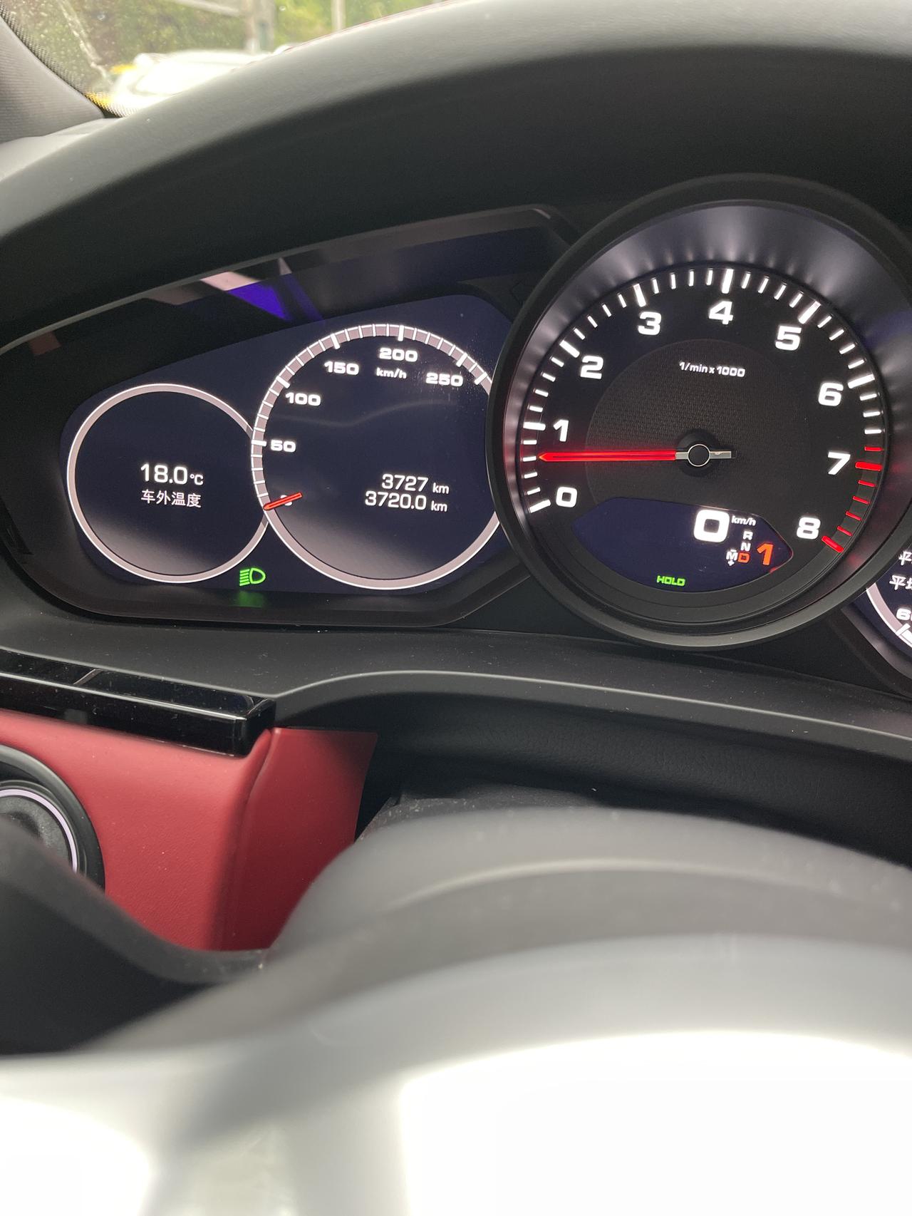 保时捷Cayenne 车子开了4000km， 感觉刹车一直有声响，一开始以为新车的关系，4000km了还是有蛮大声响的，