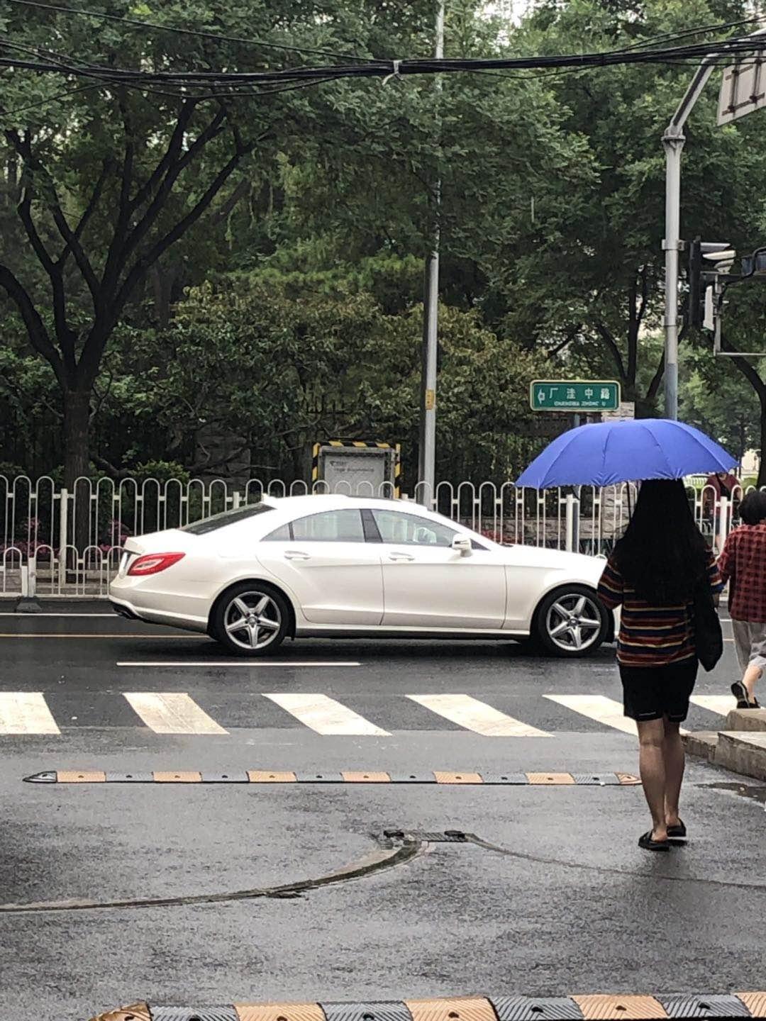 奔驰CLS 友友们，帮我看看这个车的型号是什么可以吗？适合女生开吗