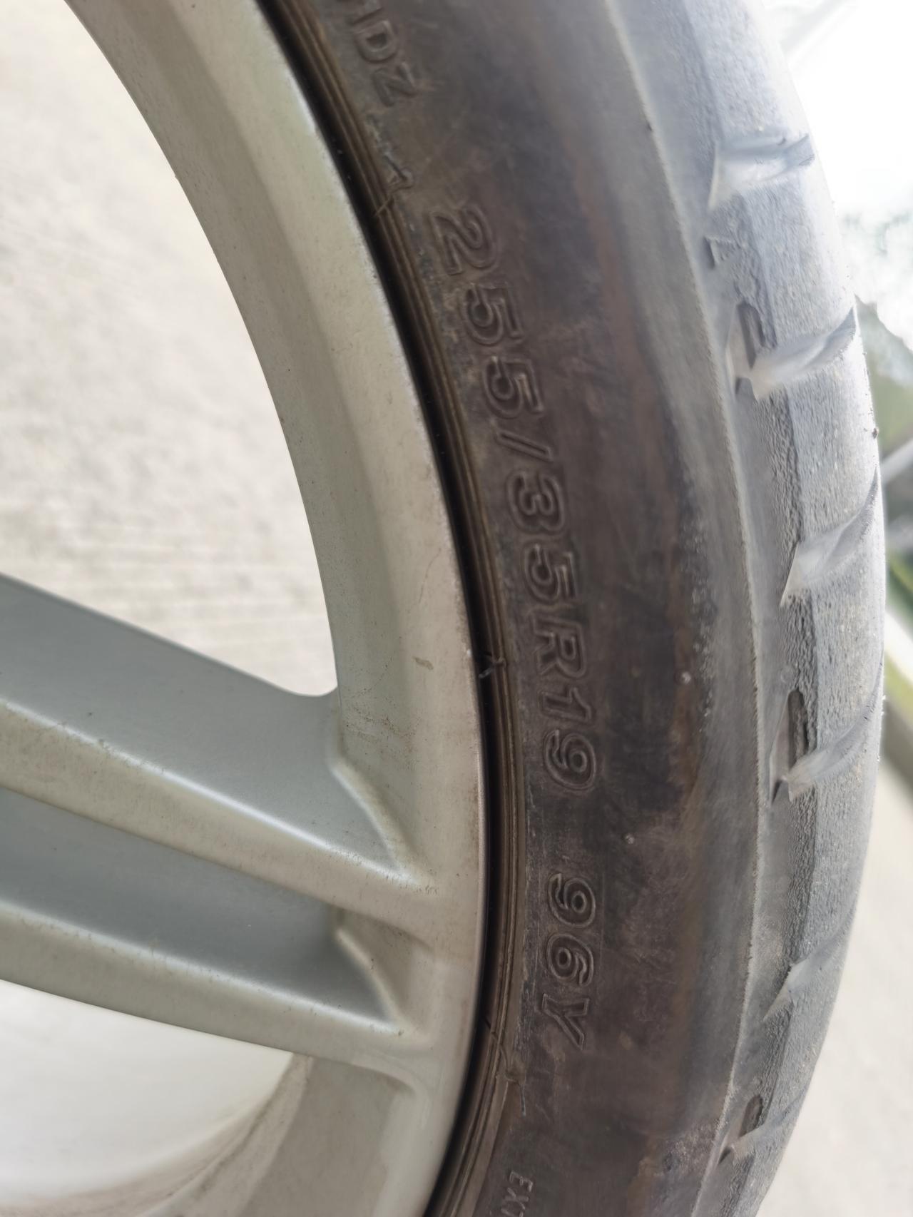 奥迪A5 大家的A5原车都是什么胎，今天被石头干爆了胎壁，得换，Bridgestone的 博天族S001 255/35r