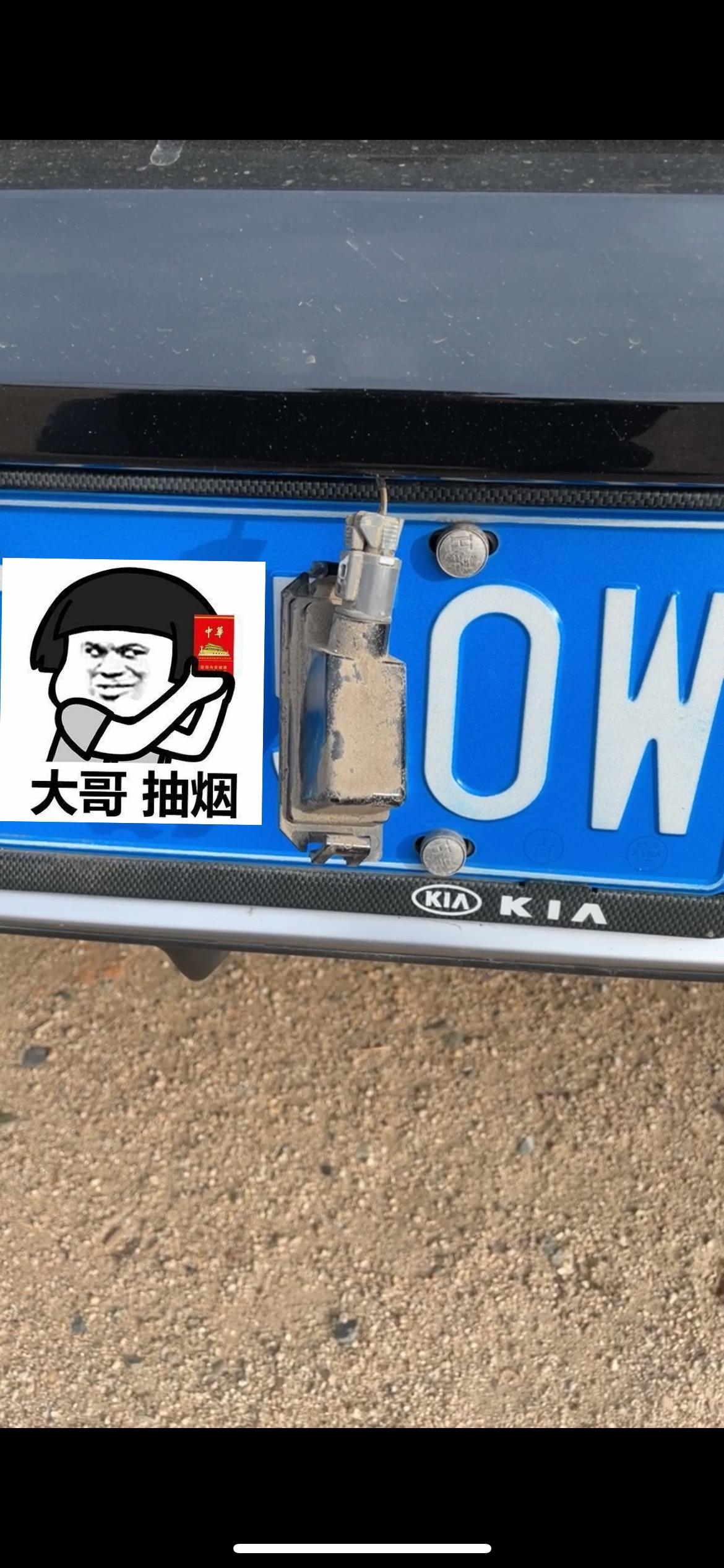 起亚K5 牌照灯拆下来后我记得一拧就拔出来了，我怎么拧一下拔不动呢？两个灯都一样问题，灯泡坏了怎么拔不出来。。。