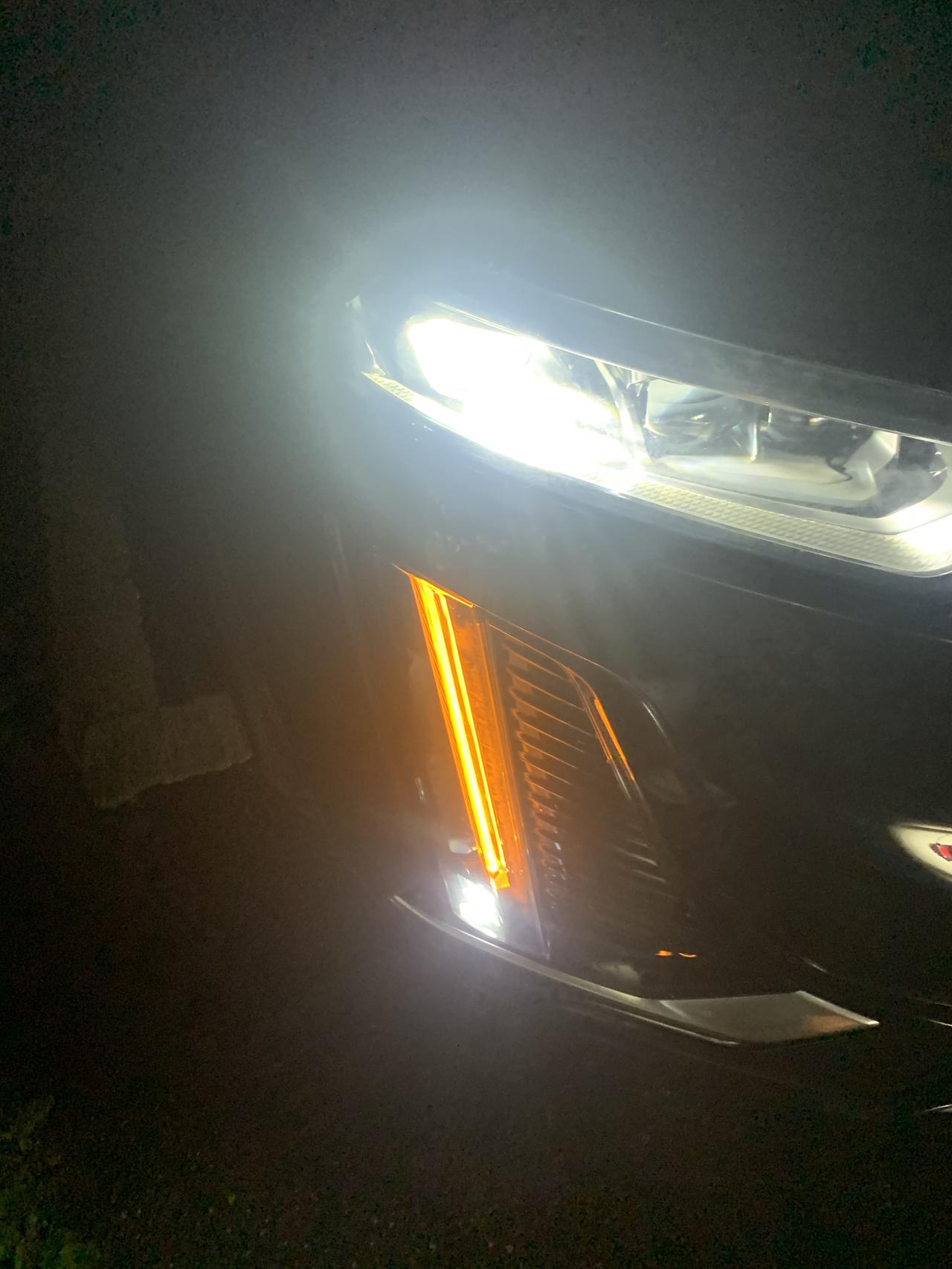 凯迪拉克XT6 想问一下开xt6的兄弟们，我的日间行车灯为啥最近经常一边黄一变白（出现异瞳xt6！），4s店也查不出问题