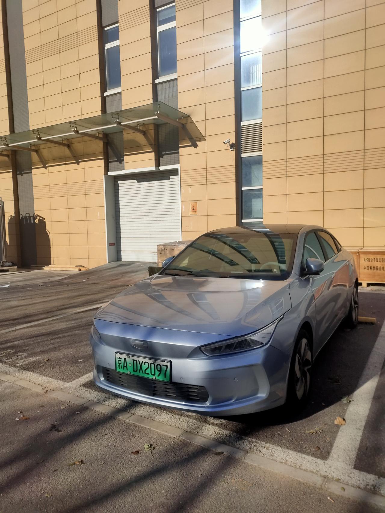 几何几何A 这是什么电动车呀 怎么没有见过 ？我知道的朋友吗 多少钱呀落地 ？