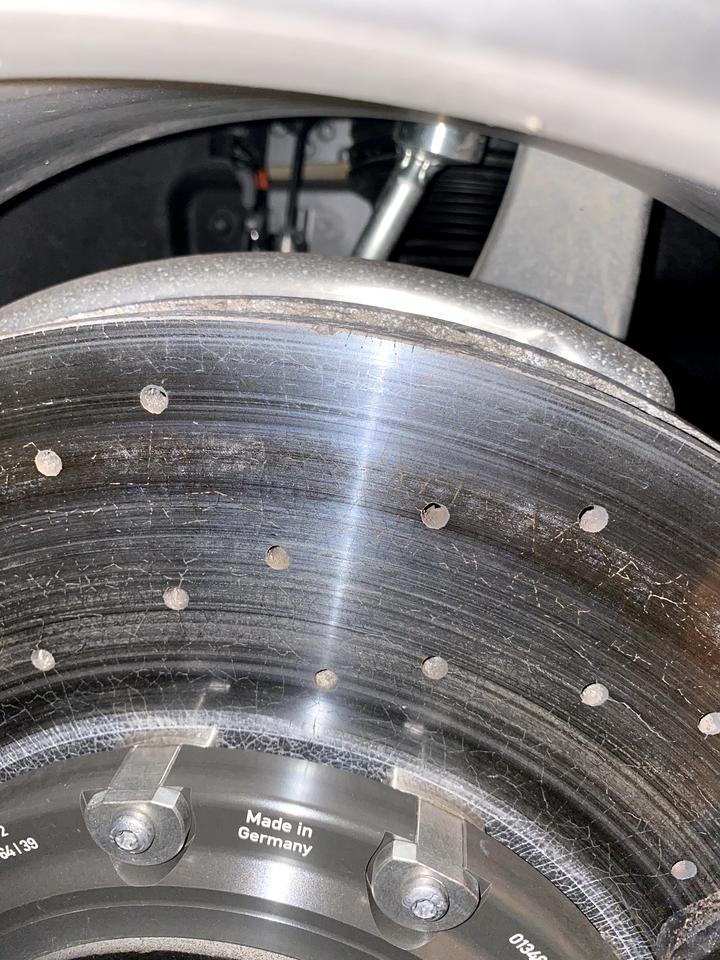 奔驰E级AMG e63左前轮的刹车盘有两个小缺口 这是怎么回事 影响刹车么？