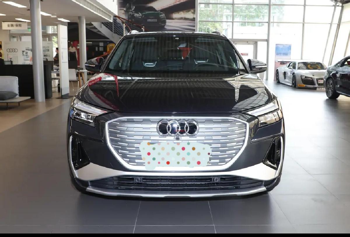 奥迪Q4 e-tron 之前一直考虑油车，突然“车盲”老婆想趁哈新能源车的热度，说不如买辆电车吧！没办法，耙耳朵只能顺从