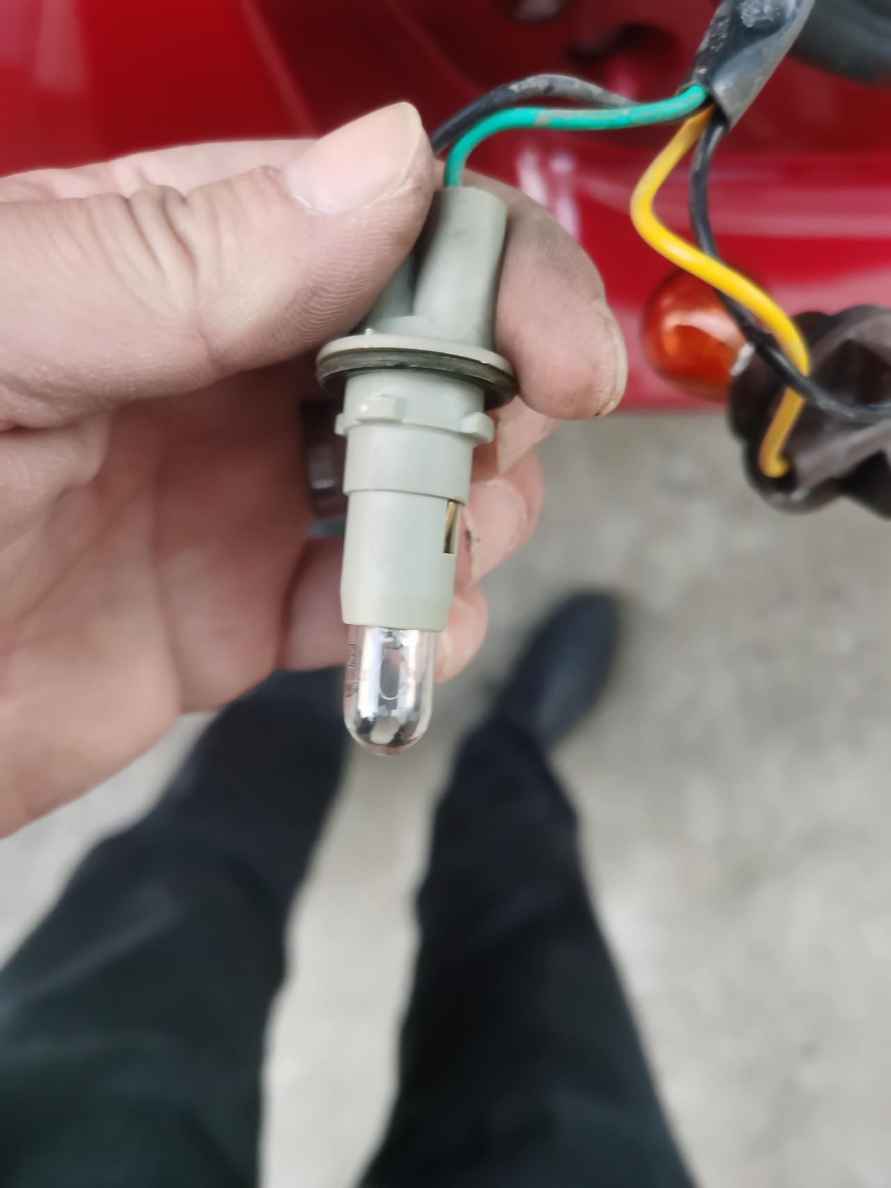 丰田YARiS L 致炫 致炫刹车灯怎么更换，想换LED的。但灯拆下来以后，发现刹车灯不像其它灯泡是可以直接旋口拿出来的