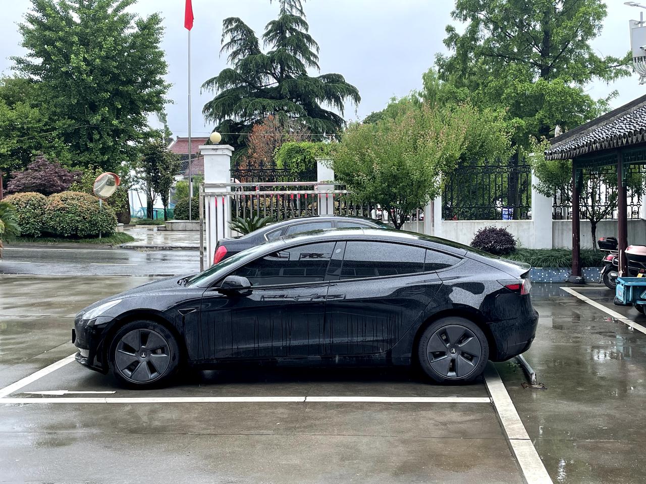 特斯拉Model 3 有没有车友碰到过，车子松电门或者踩电门后，座椅左下角底部会传来轻微震动，哒的一下的感觉