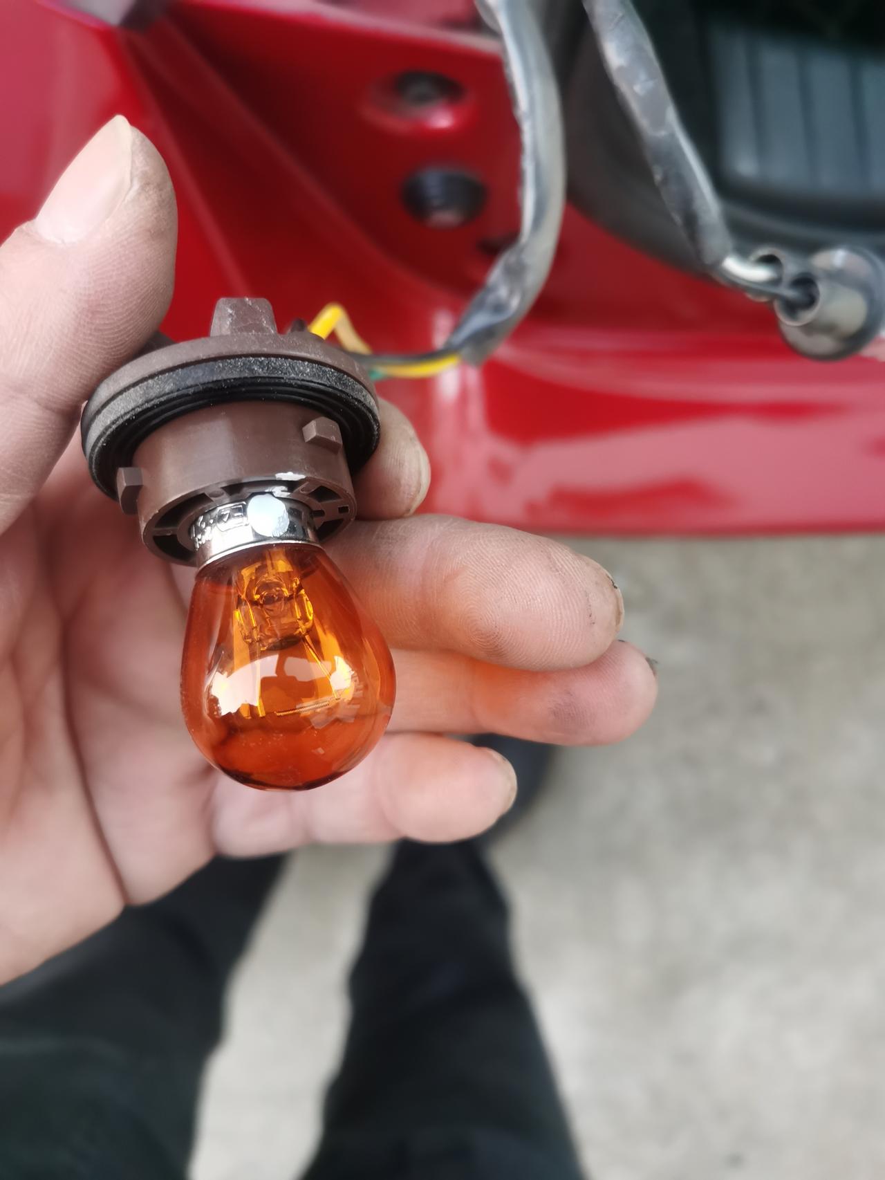 丰田YARiS L 致炫 致炫刹车灯怎么更换，想换LED的。但灯拆下来以后，发现刹车灯不像其它灯泡是可以直接旋口拿出来的