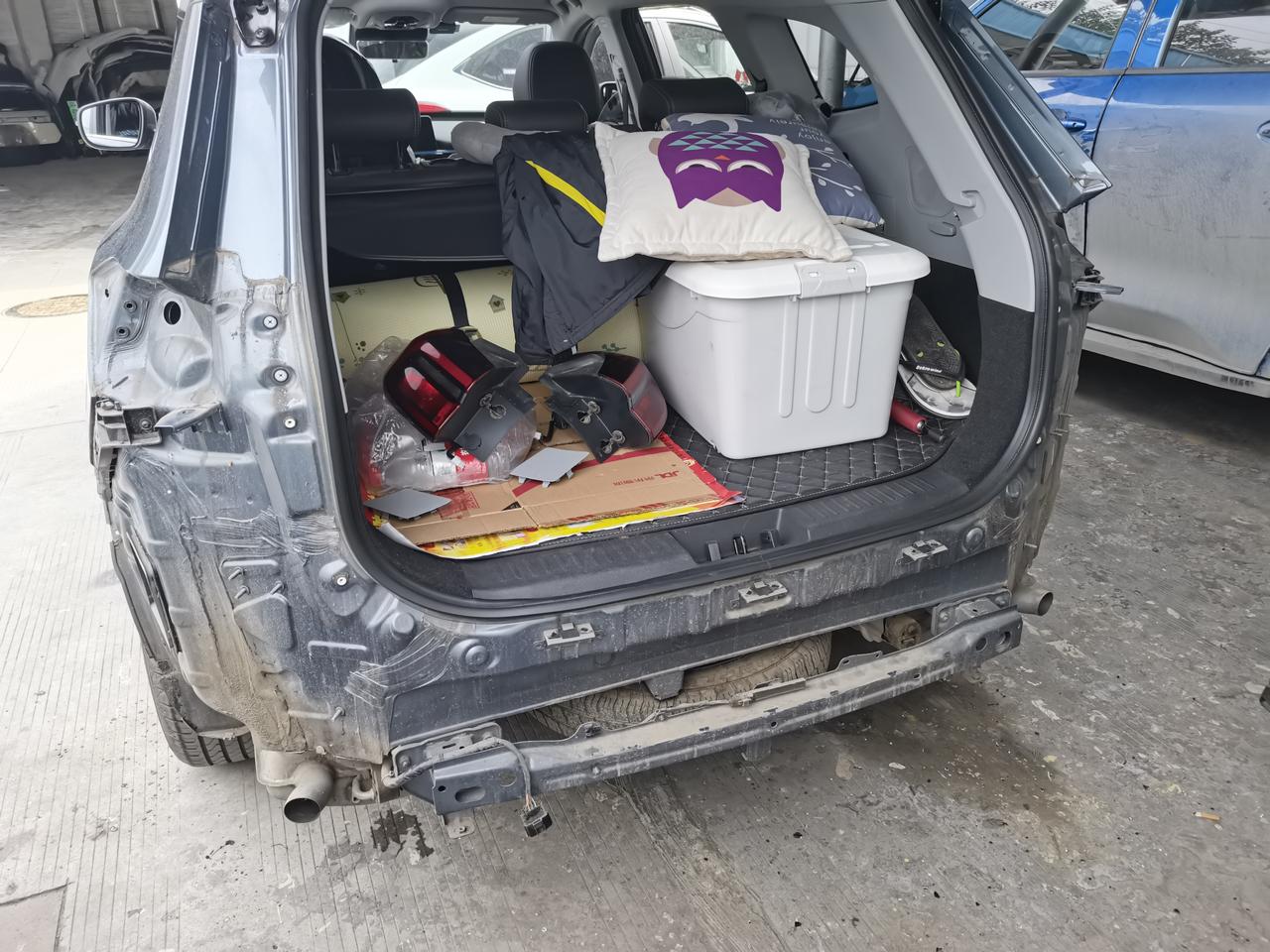 奇瑞瑞虎8 各位老虎8车友，我20款虎8大灯左右盲区确实太大了，几次跑高原或乡间小路都差点开到沟里去，有推荐改灯或加装雾
