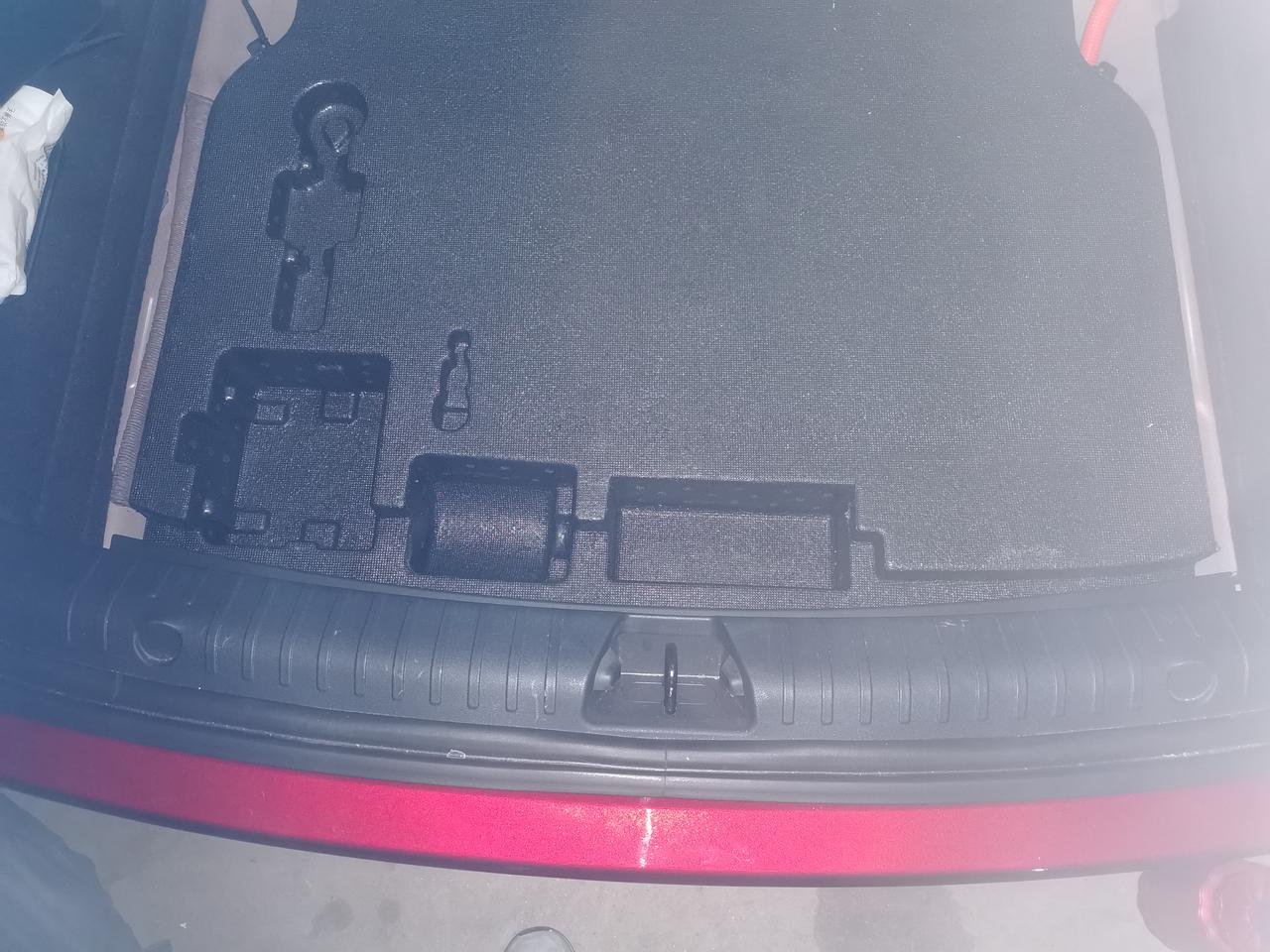 比亚迪汉DM 今天清理后备箱，打开隔板后发现反光背心是湿的，然后就发现底下有存水，全泡水了，然后再带来底下的泡沫，底下也