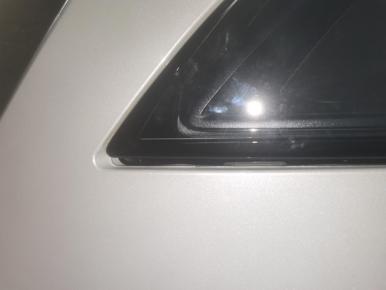凯迪拉克XT4 刚提新车xt4发现左大灯和保险杠间歇好大你们是不是这样，右边大灯间歇就很好