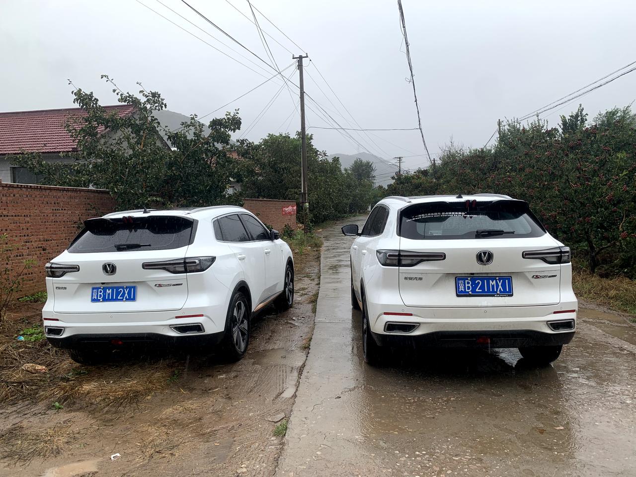 长安CS55 PLUS 你们有没有急加速方向往左偏的问题，地板油的时候很明显拉不住方向盘，两台车都这样