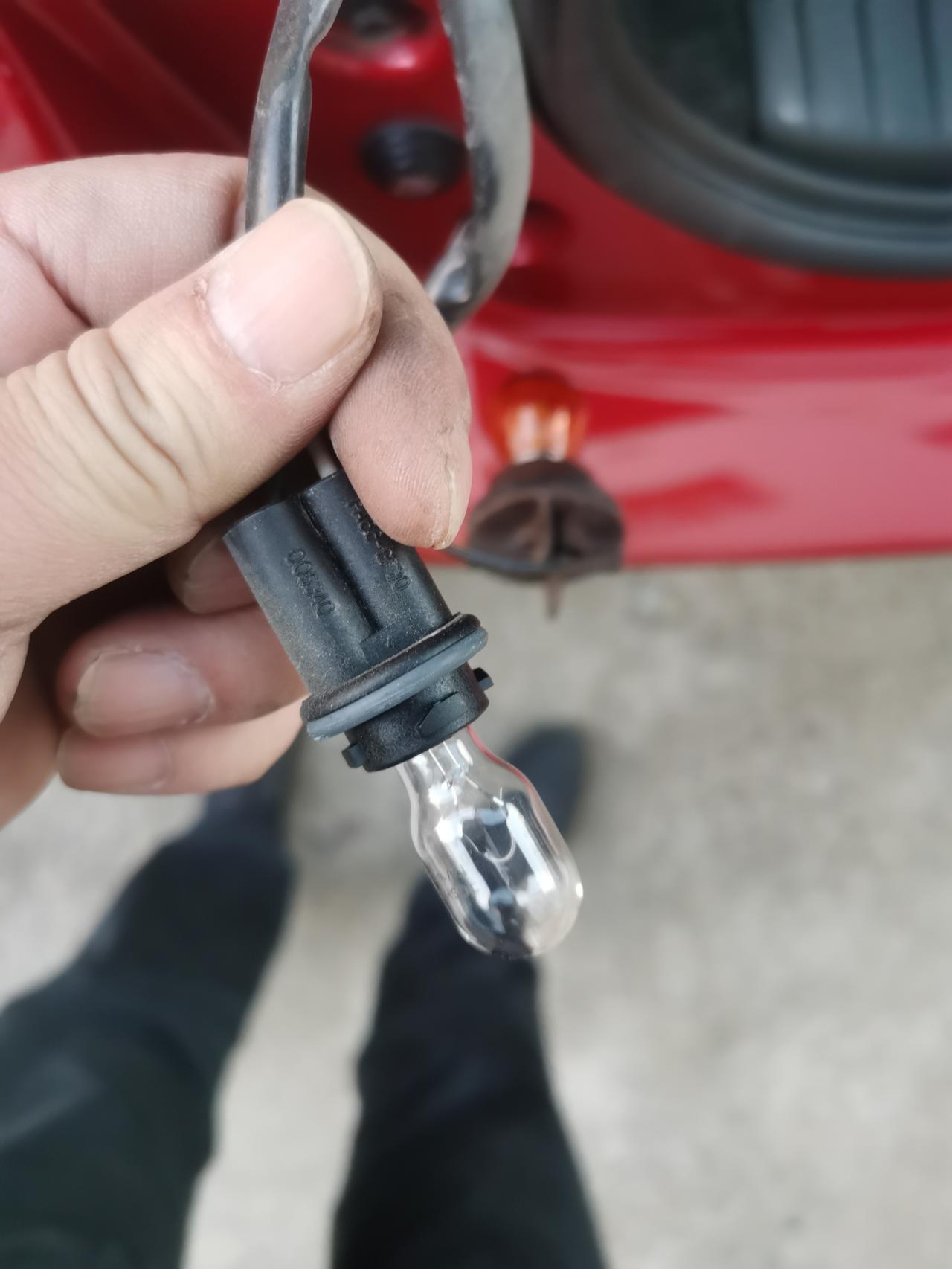 丰田YARiS L 致炫 致炫刹车灯怎么更换，想换LED的。但灯拆下来以后，发现刹车灯不像其它灯泡是可以直接旋口拿出来的