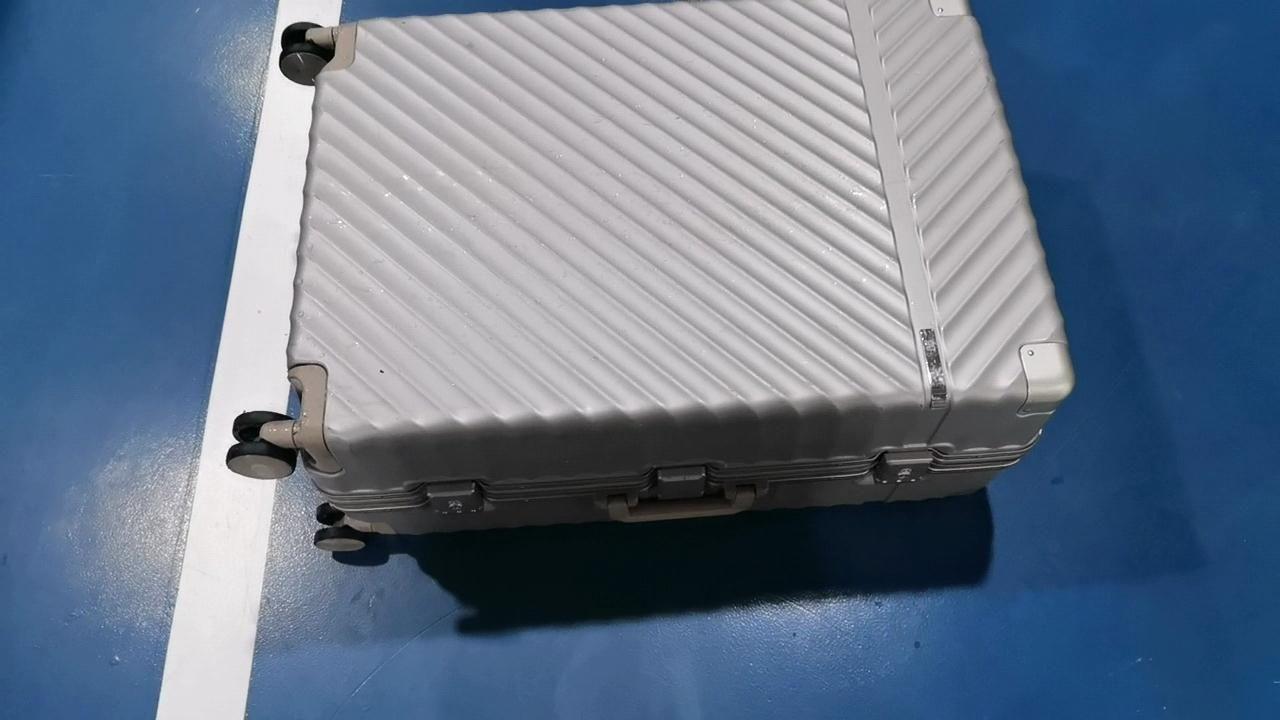 飞凡飞凡R7 大家见过飞凡售后是怎么拆电池包的吗？我见过，就是靠着这个神奇的工具箱来拆然后偷偷摸摸的维修。
